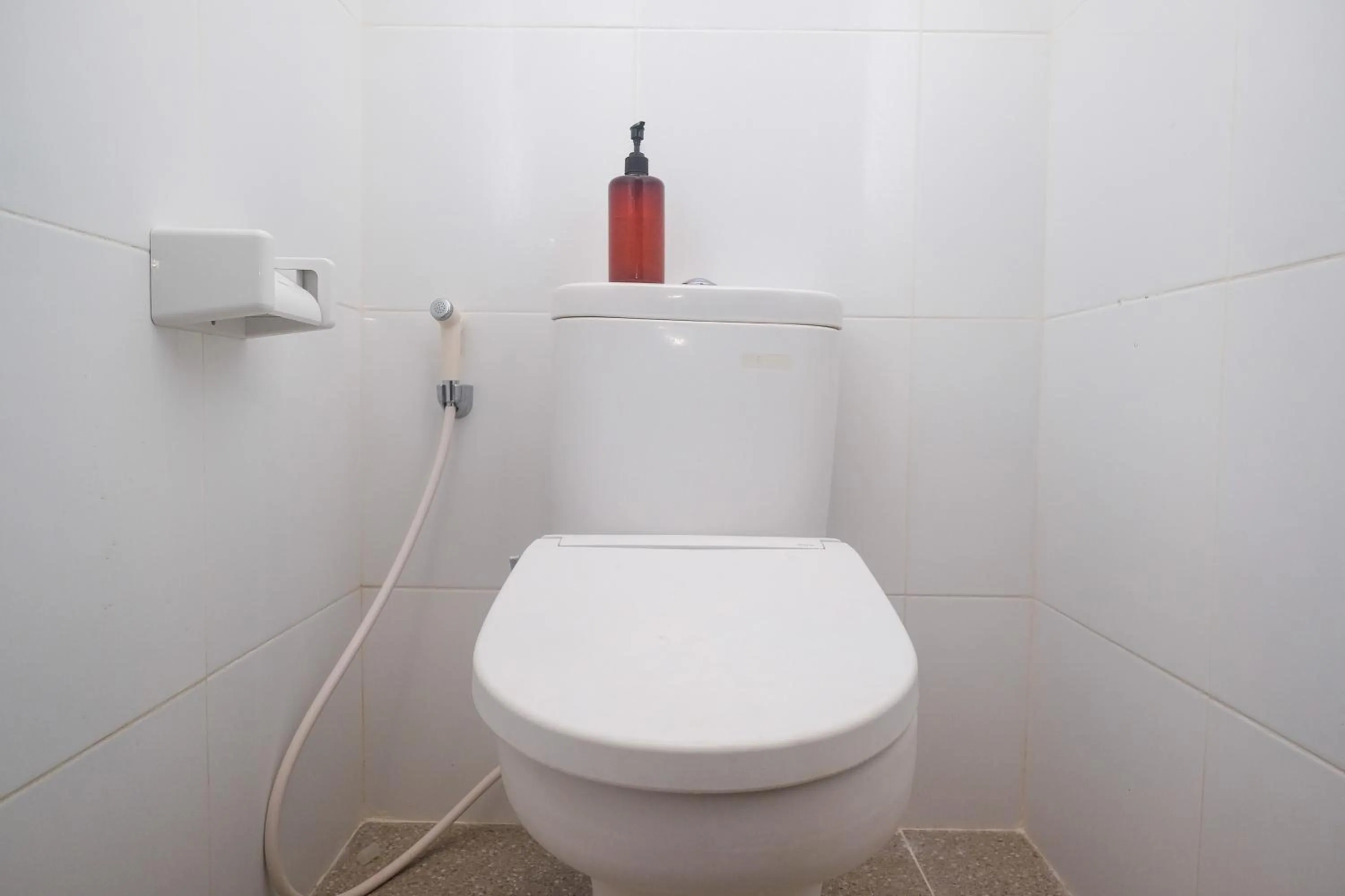 Bathroom in RedDoorz near Stasiun Solo Balapan 3