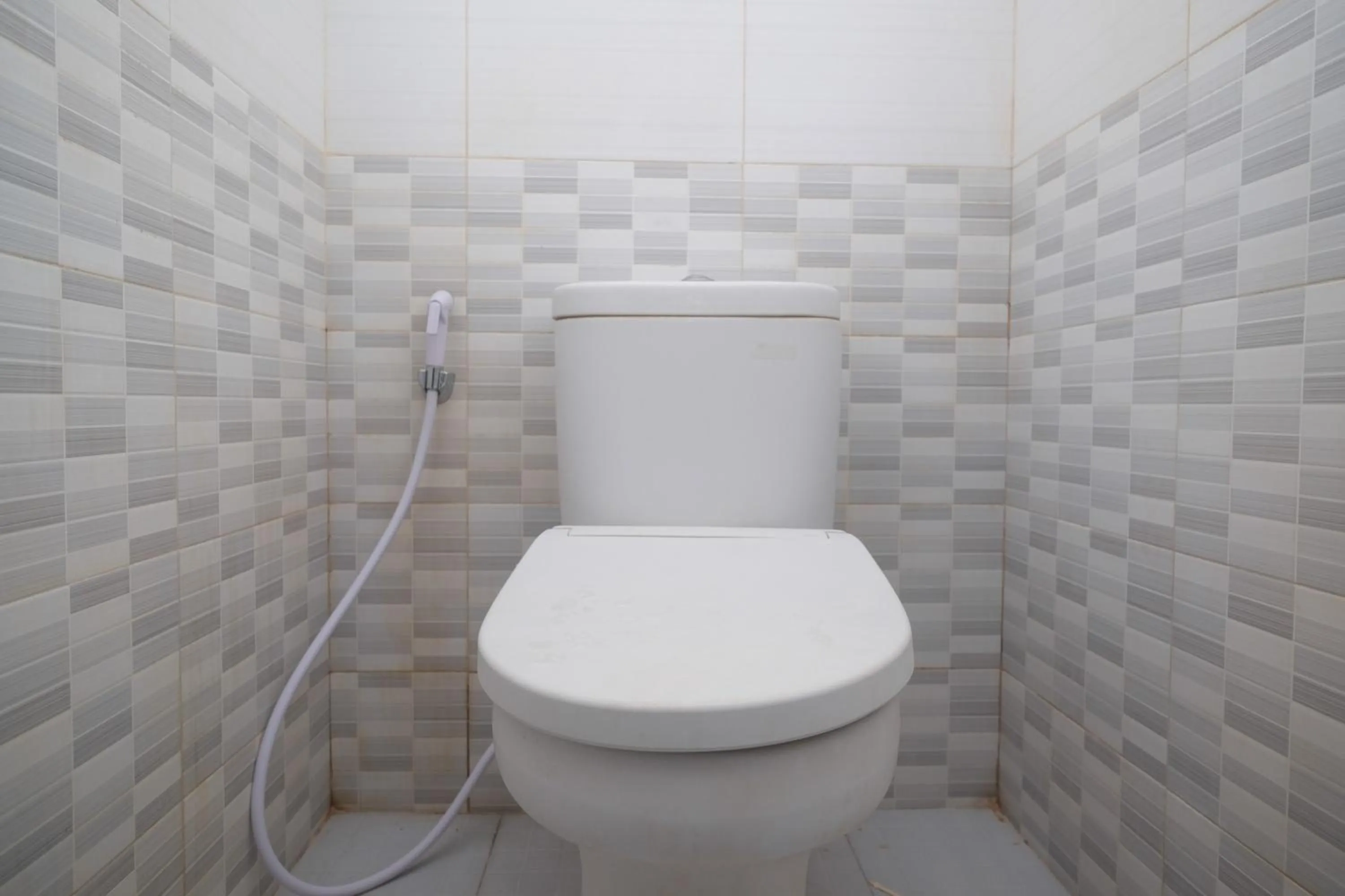 Bathroom in RedDoorz near Stasiun Solo Balapan 3