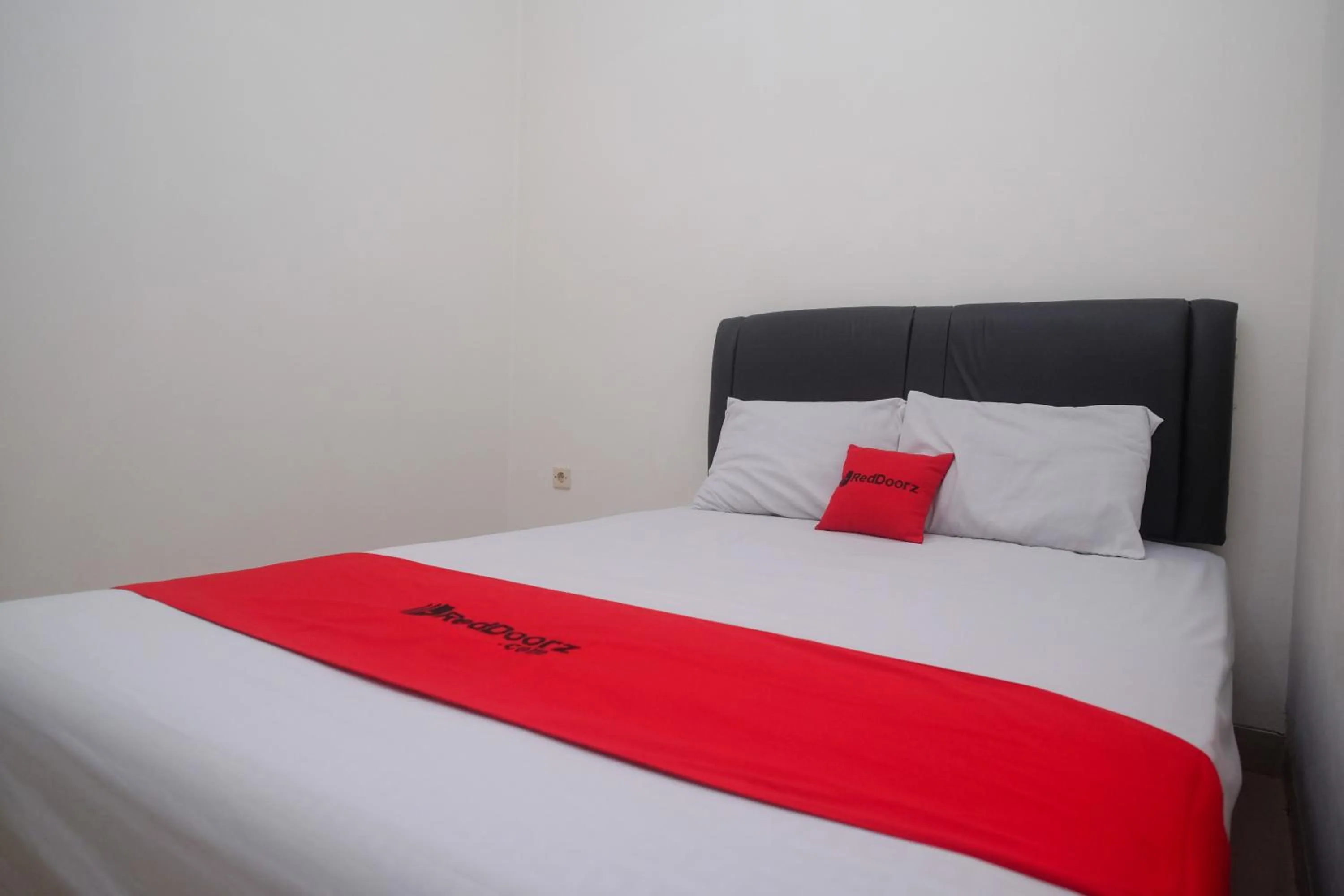 Bedroom, Bed in RedDoorz near Stasiun Solo Balapan 3