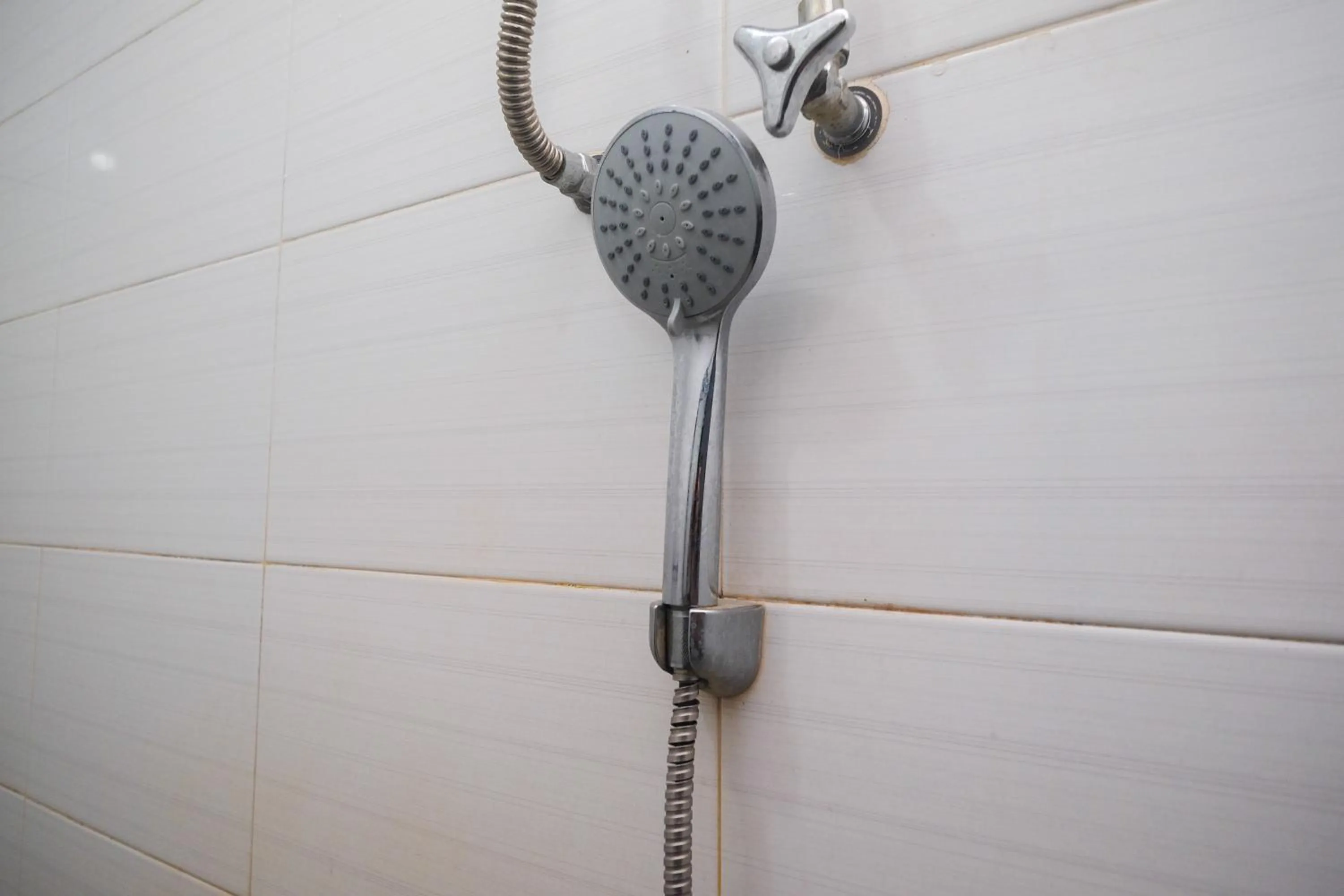 Bathroom in RedDoorz near Stasiun Solo Balapan 3