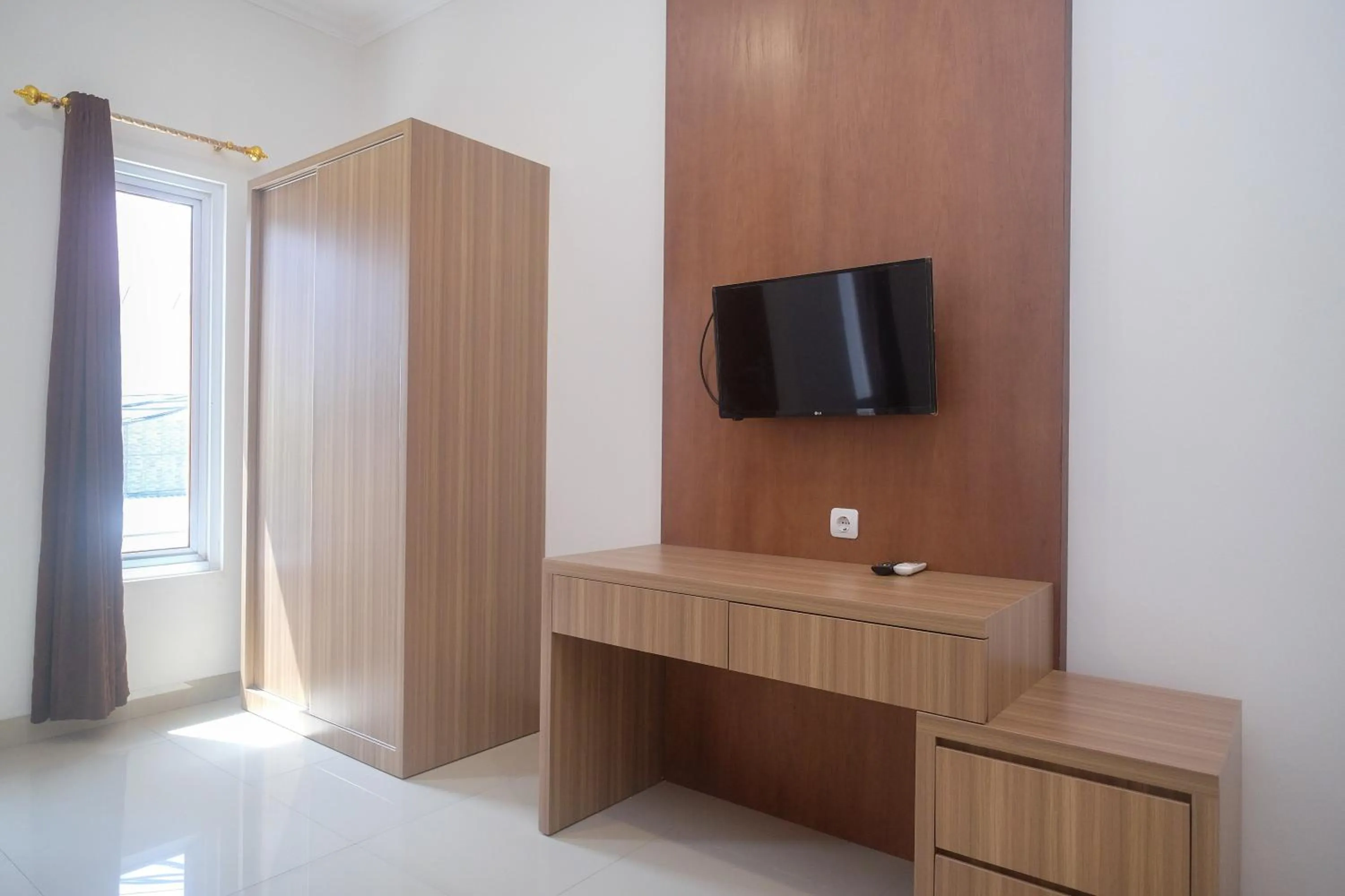 TV and multimedia in RedDoorz near Stasiun Solo Balapan 3