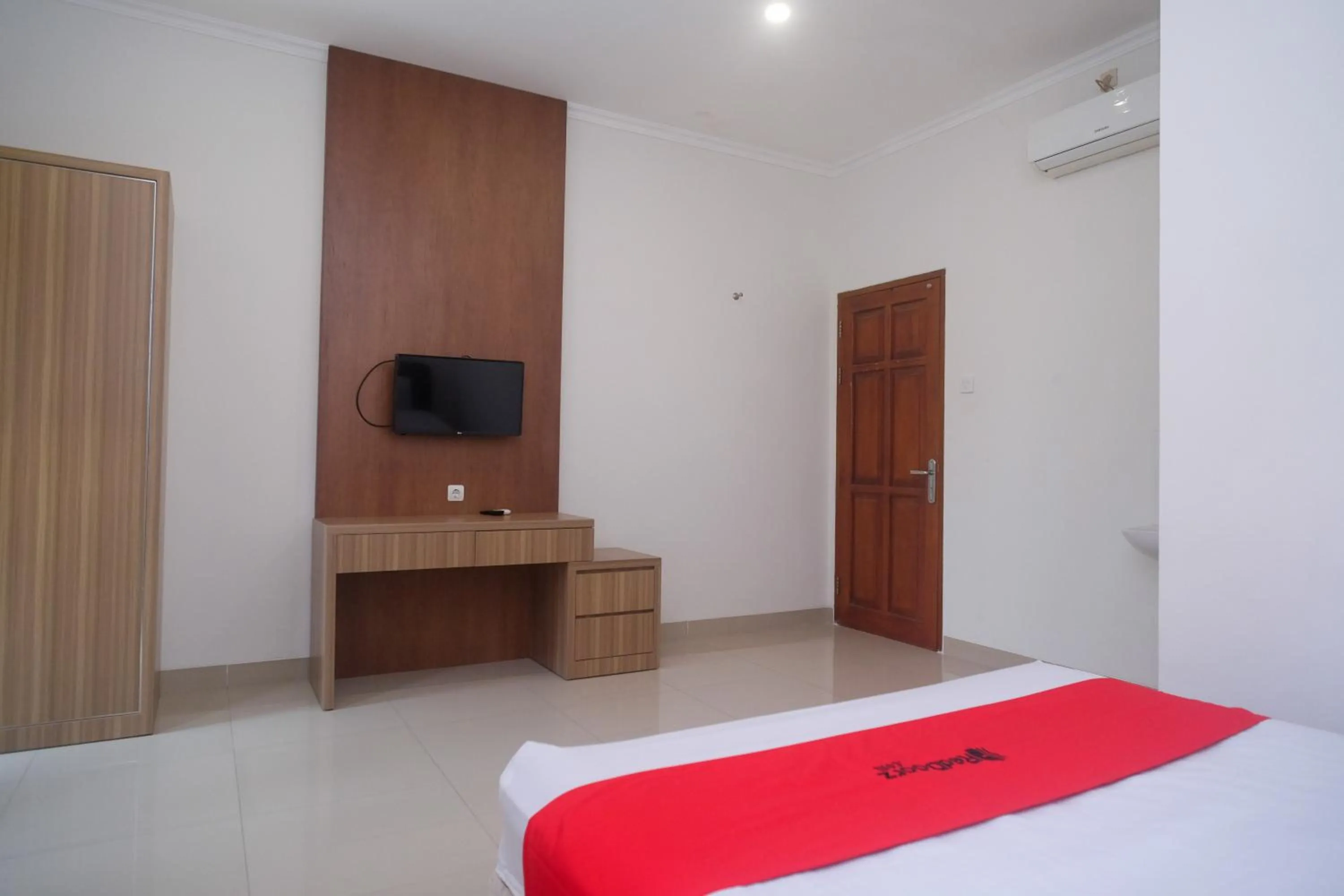 Bedroom, Bed in RedDoorz near Stasiun Solo Balapan 3