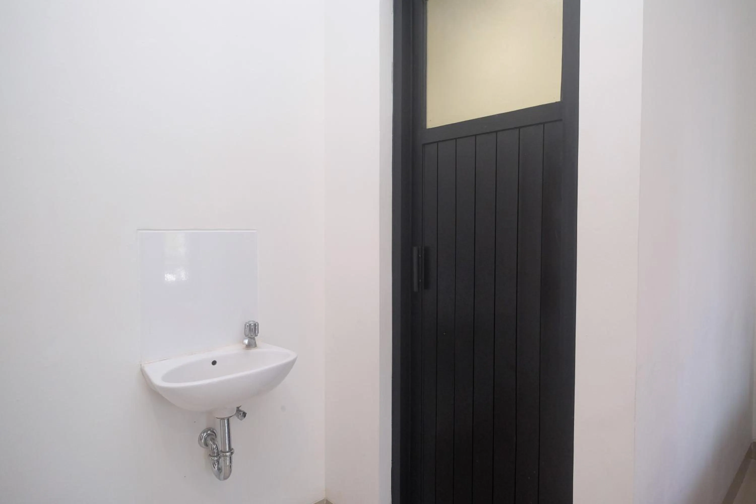 Bathroom in RedDoorz near Stasiun Solo Balapan 3