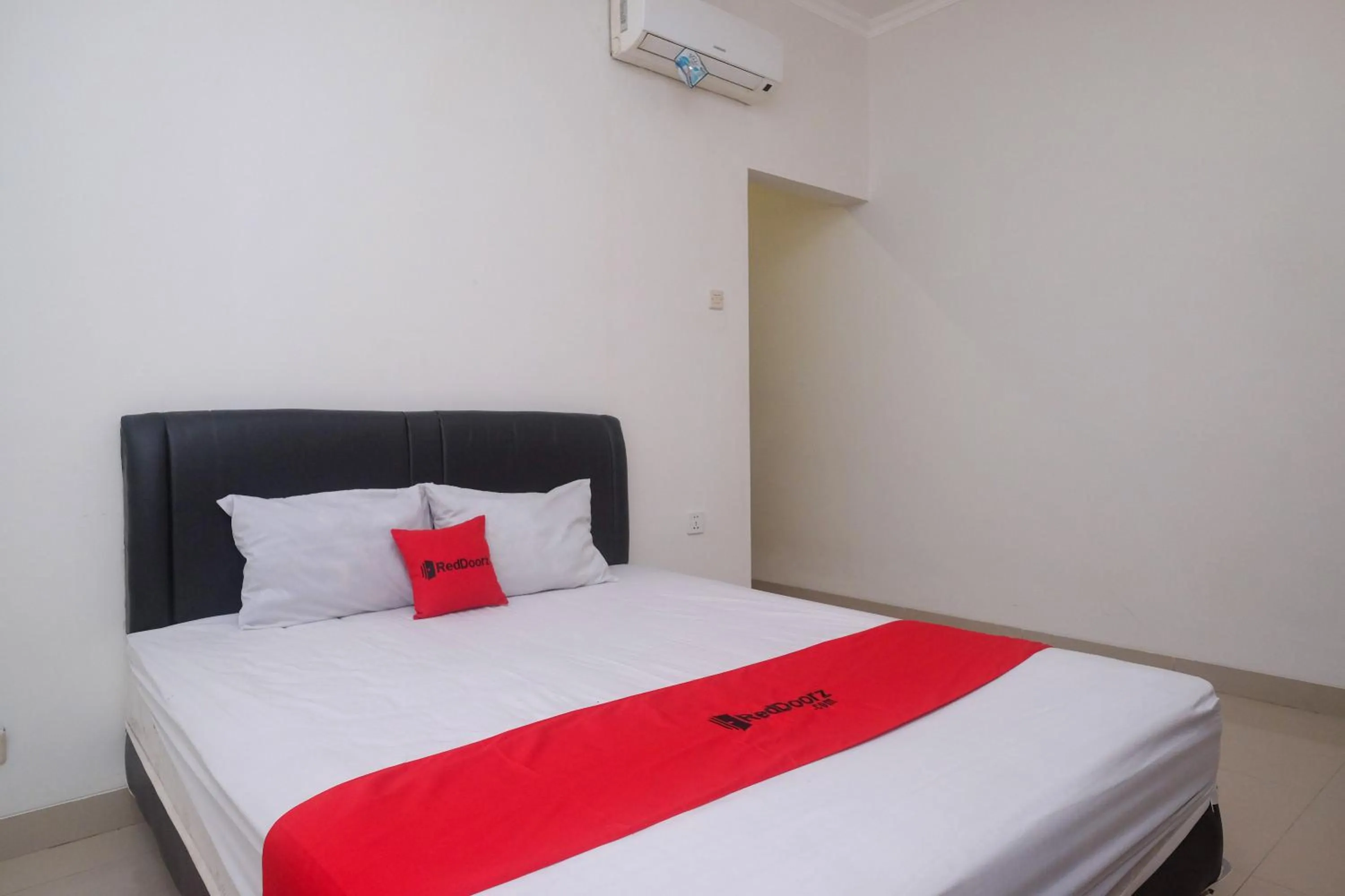Bedroom, Bed in RedDoorz near Stasiun Solo Balapan 3