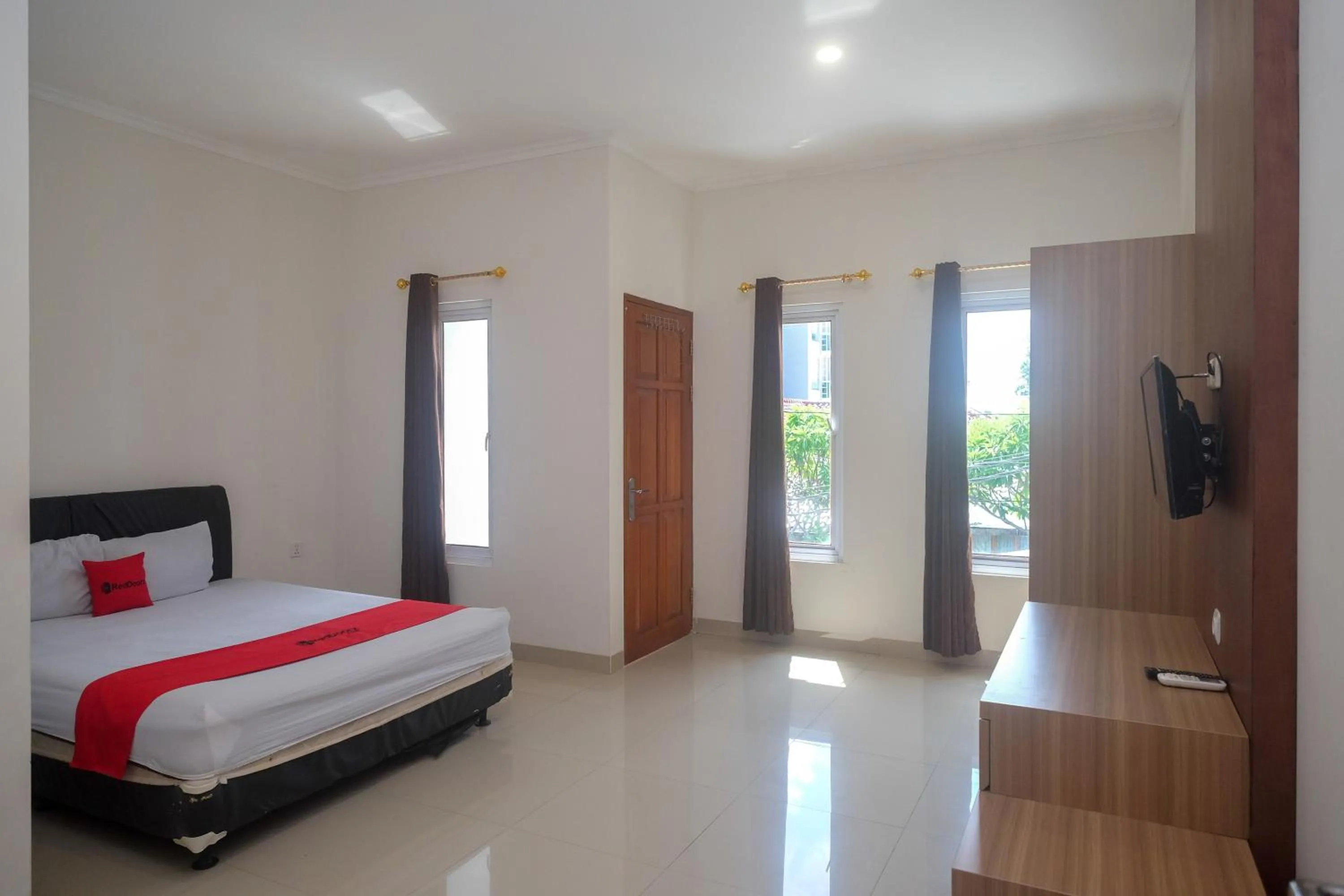 Bedroom, Bed in RedDoorz near Stasiun Solo Balapan 3