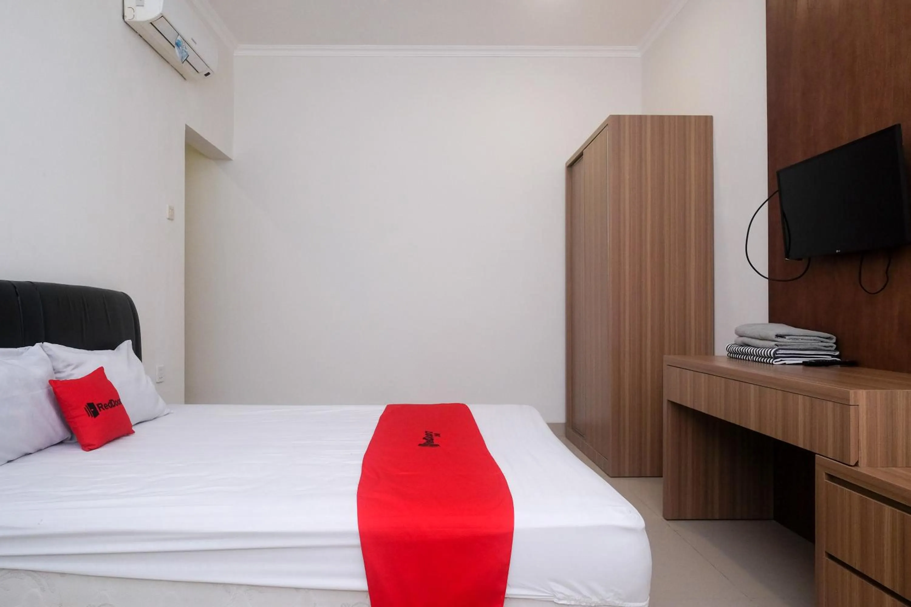 Bedroom, Bed in RedDoorz near Stasiun Solo Balapan 3