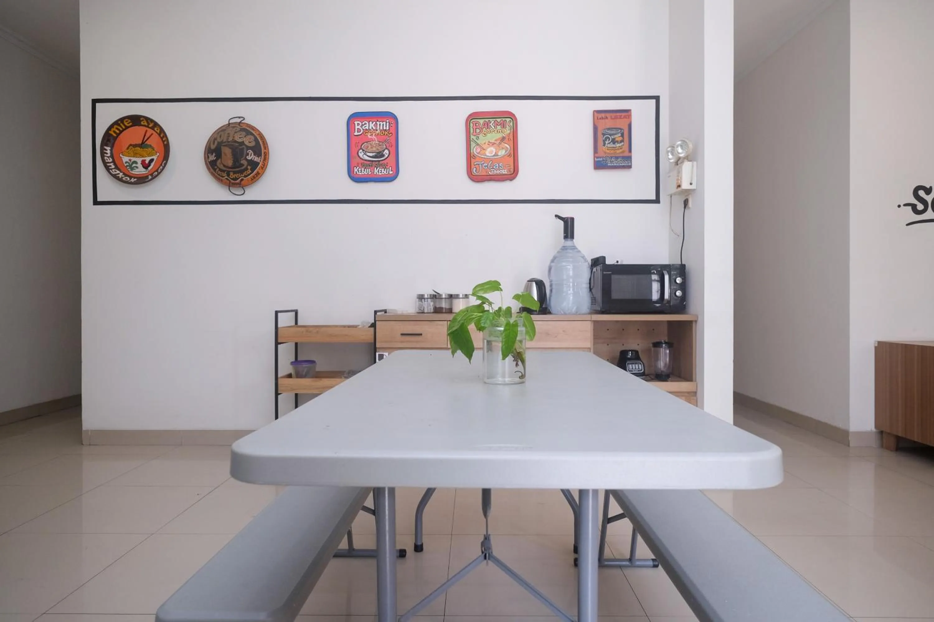 Dining area in RedDoorz near Stasiun Solo Balapan 3