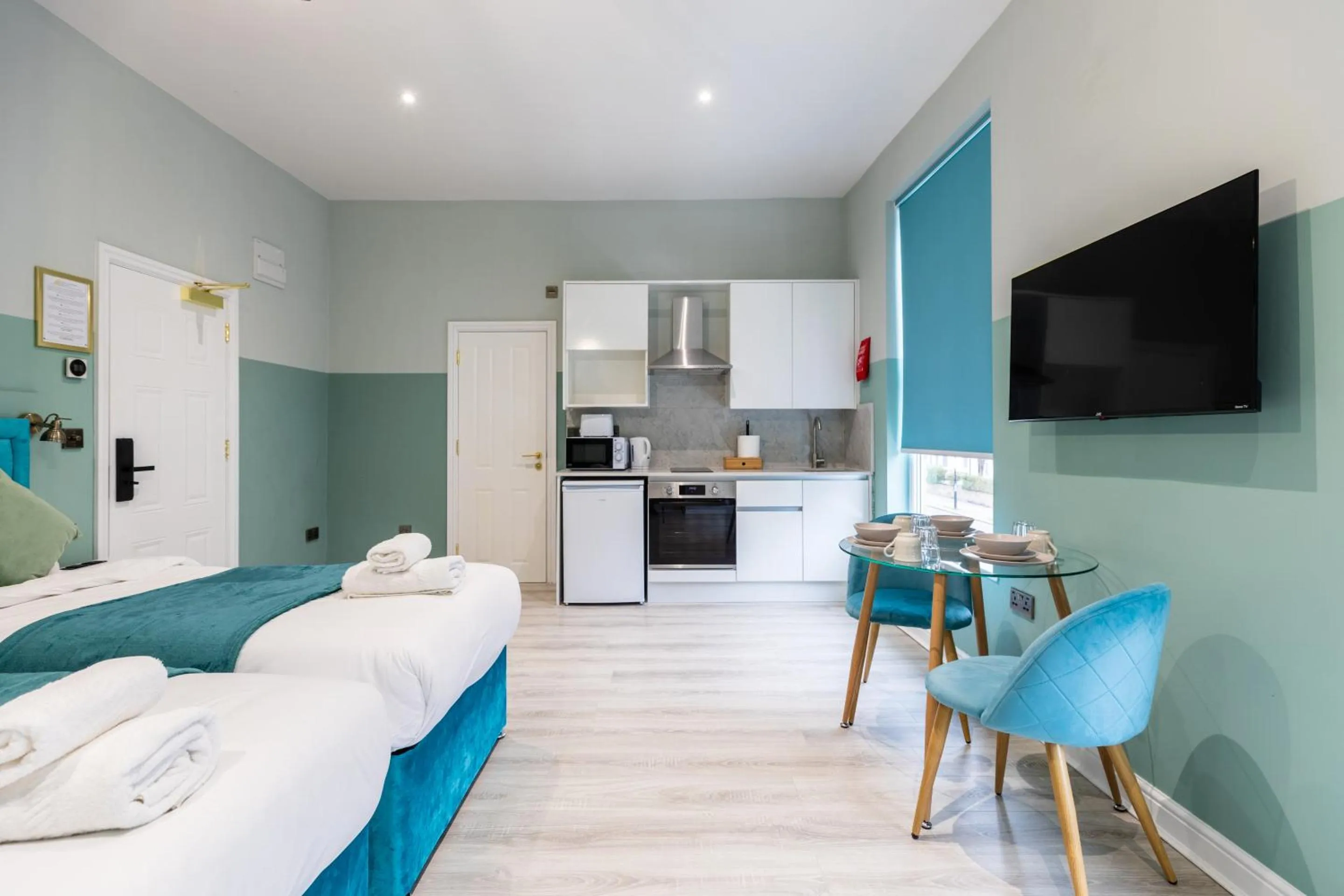 Kitchen or kitchenette, Bed in The Chapter Hotels - Finsbury Park