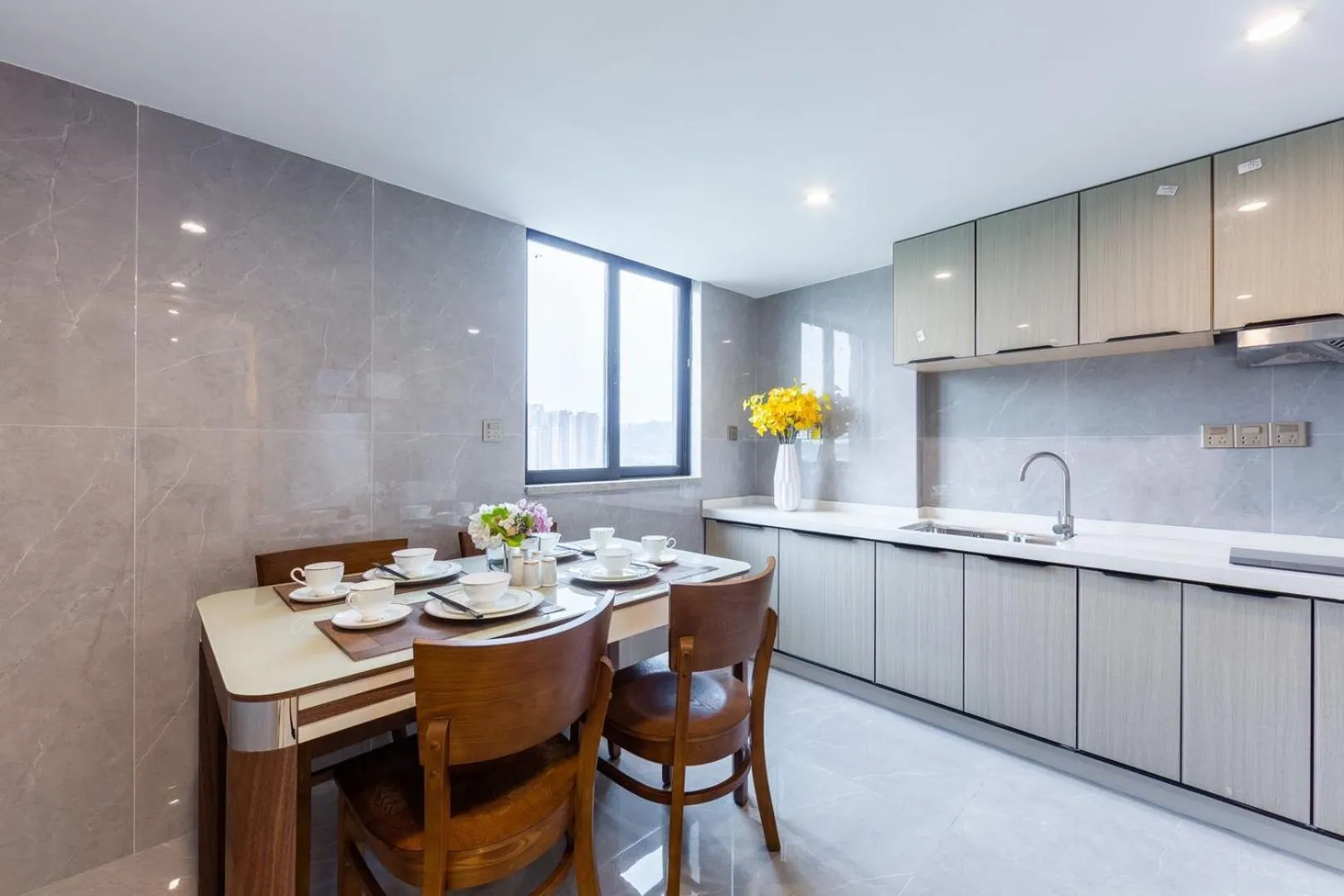 Dining area in Serveyou International Apartment - Free Airport Pickup & Free Canton Fair Shuttle Bus