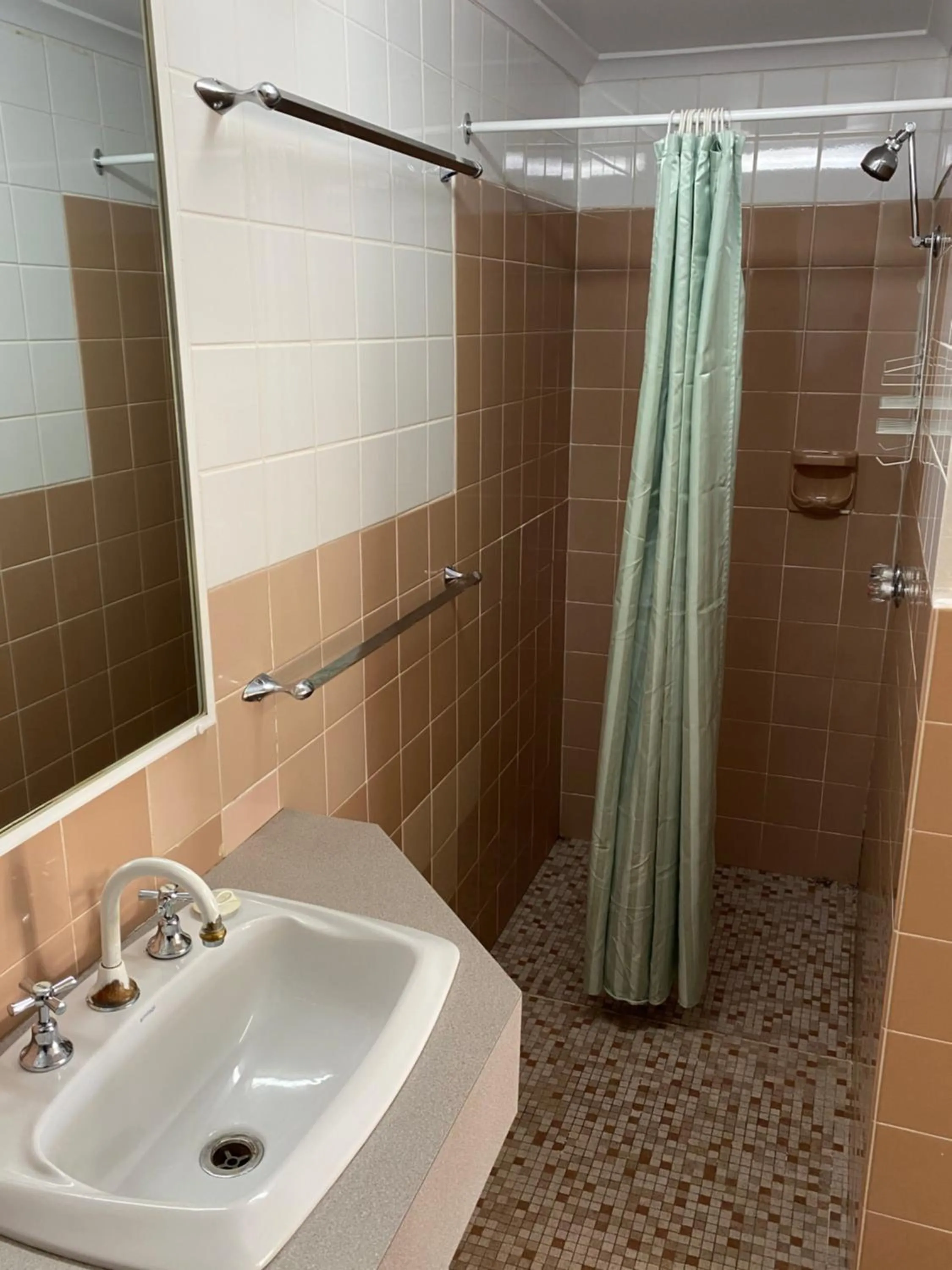 Bathroom in Paddle Steamer Motel