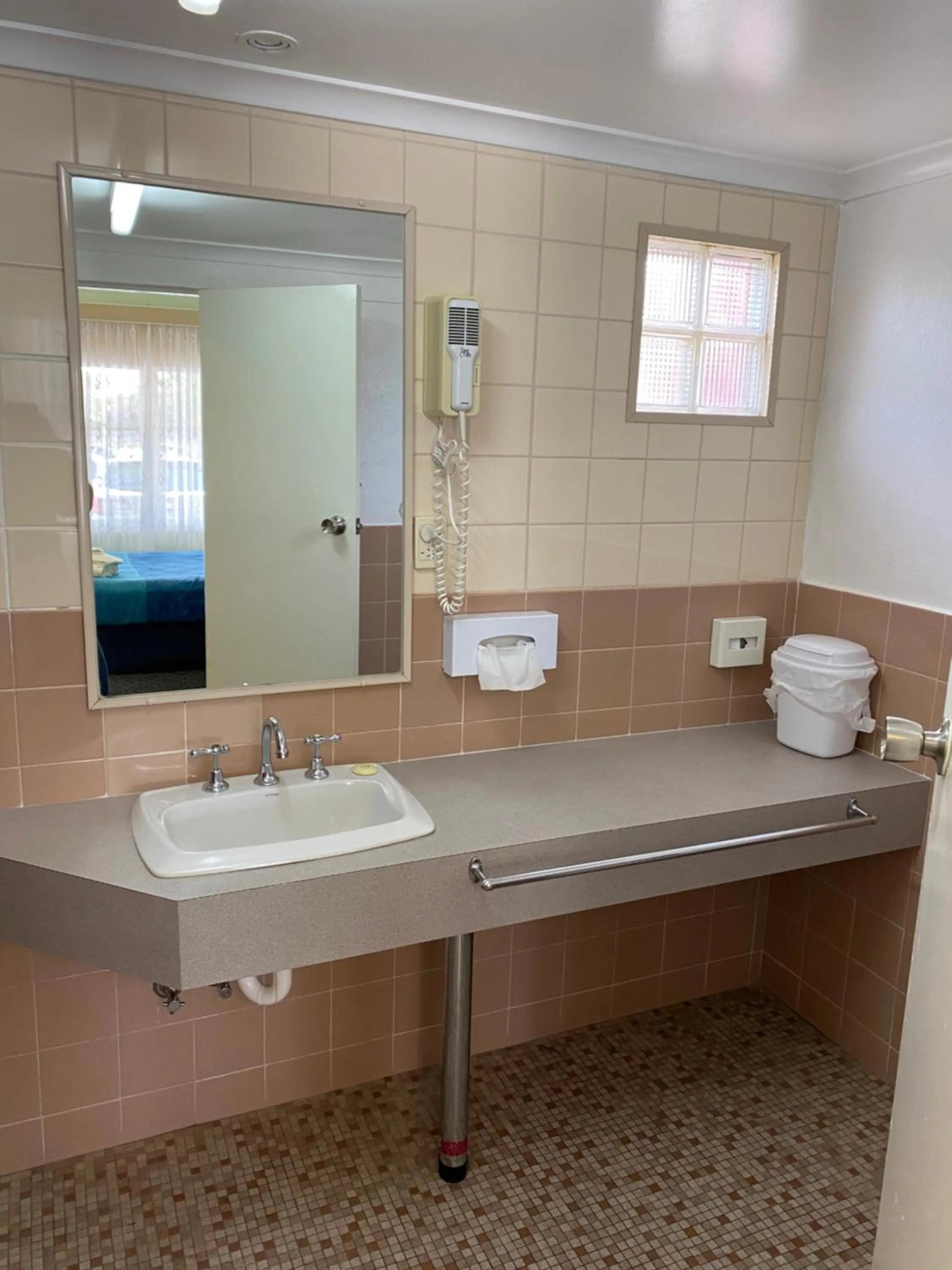 Bathroom in Paddle Steamer Motel