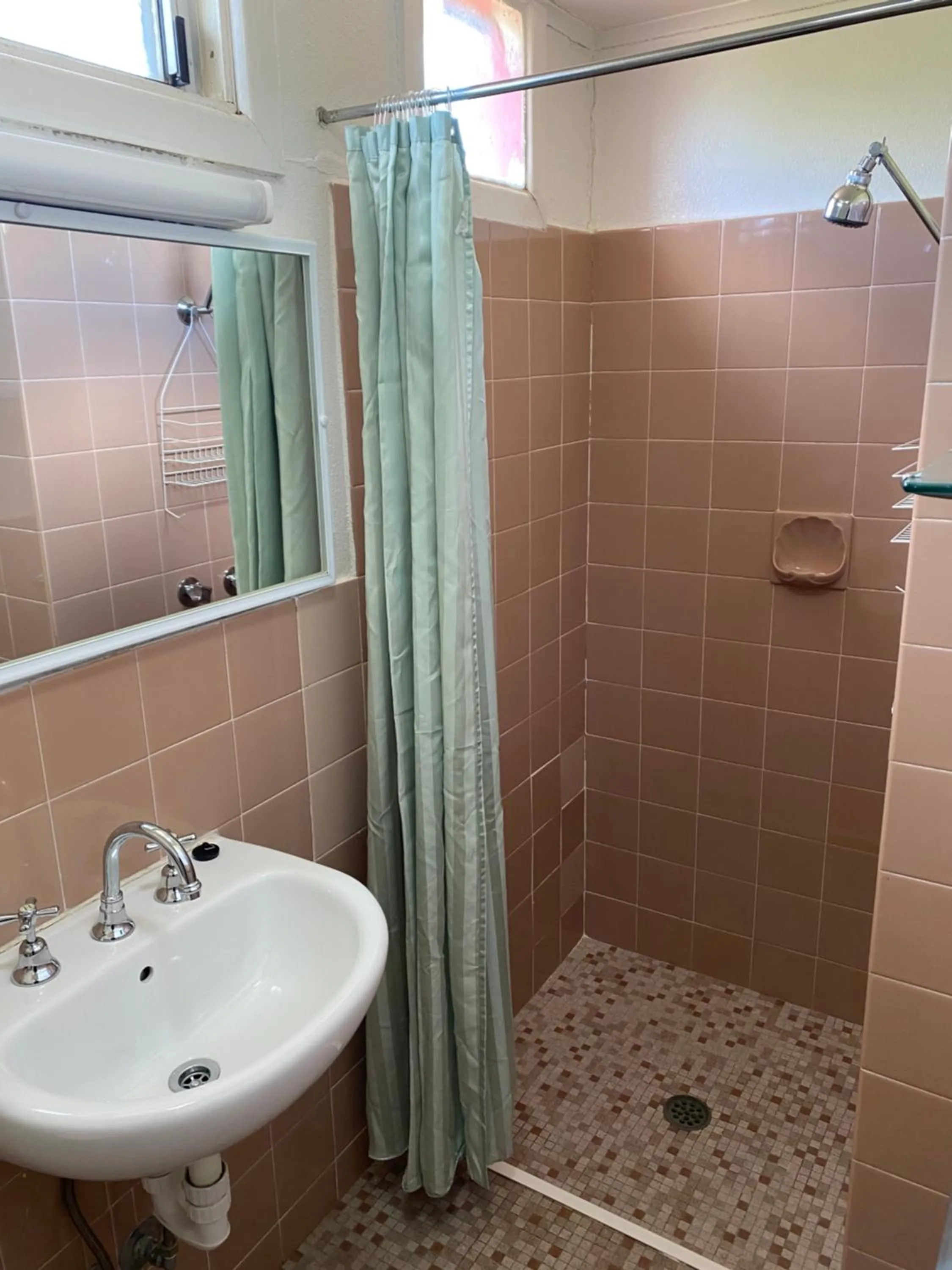 Bathroom in Paddle Steamer Motel