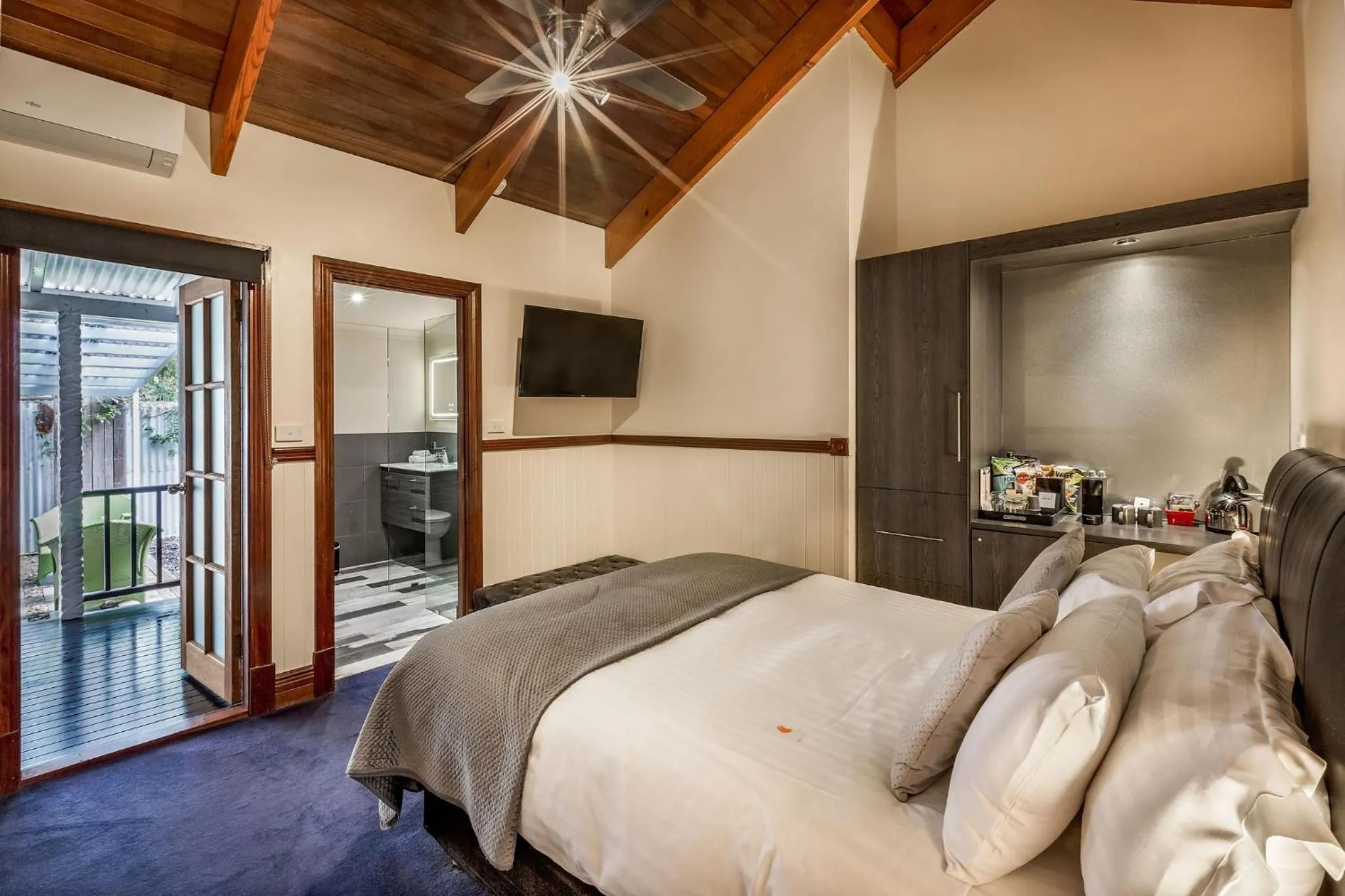 Photo of the whole room, Bed in Yallingup Lodge Spa Retreat