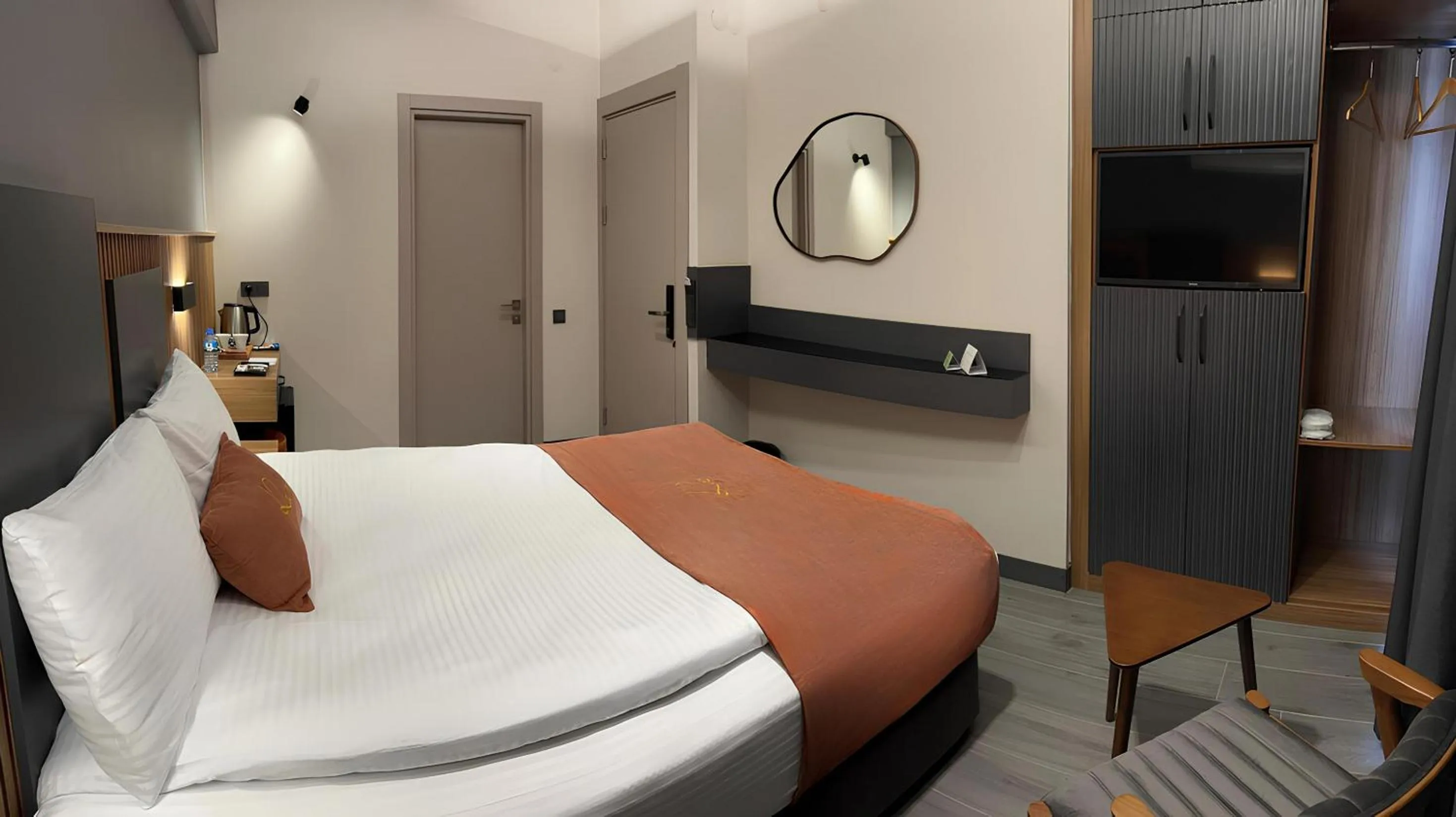 Photo of the whole room, Bed in ROİ HOTEL İZMiR