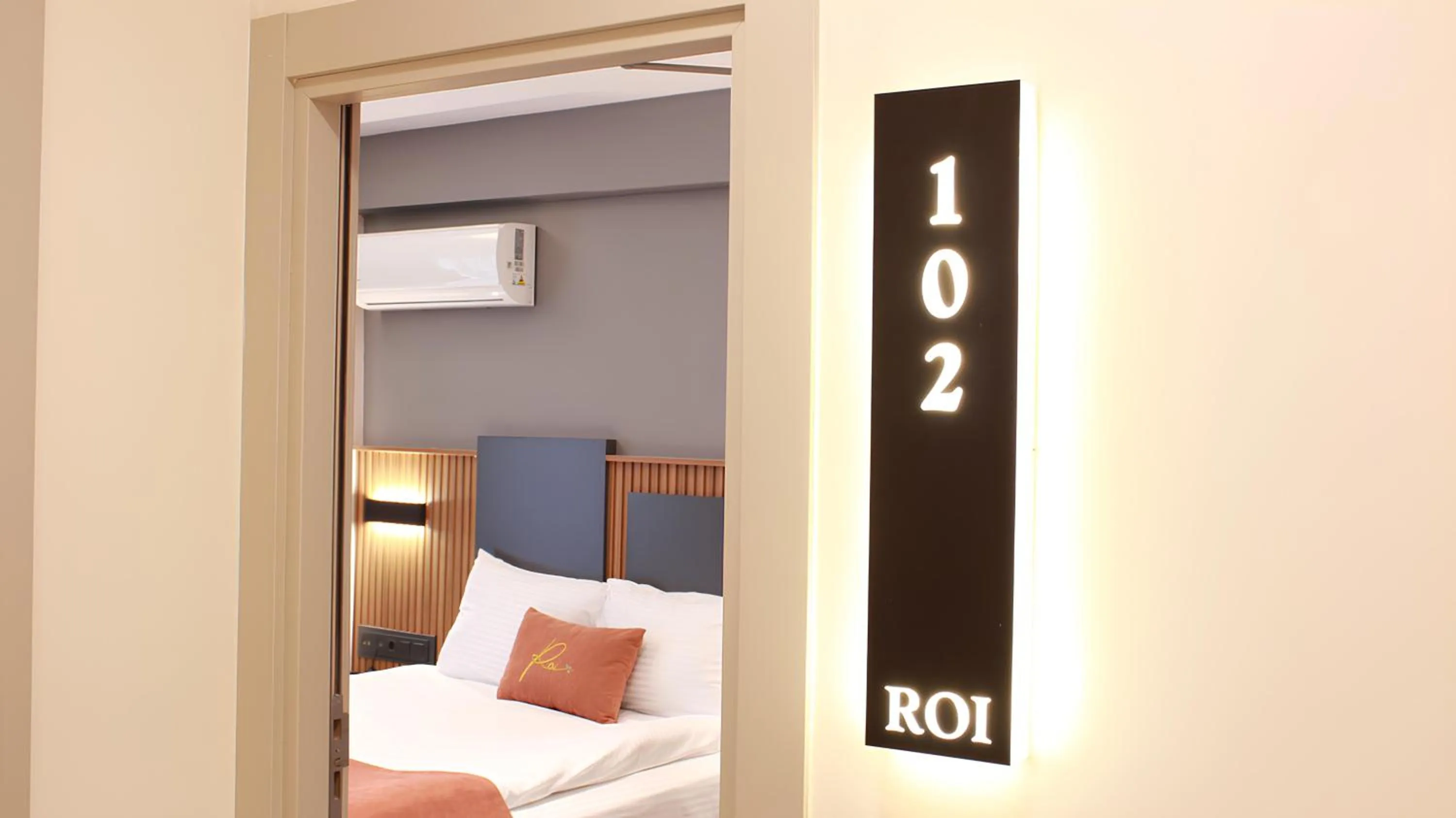 Property logo or sign, Bed in ROİ HOTEL İZMiR