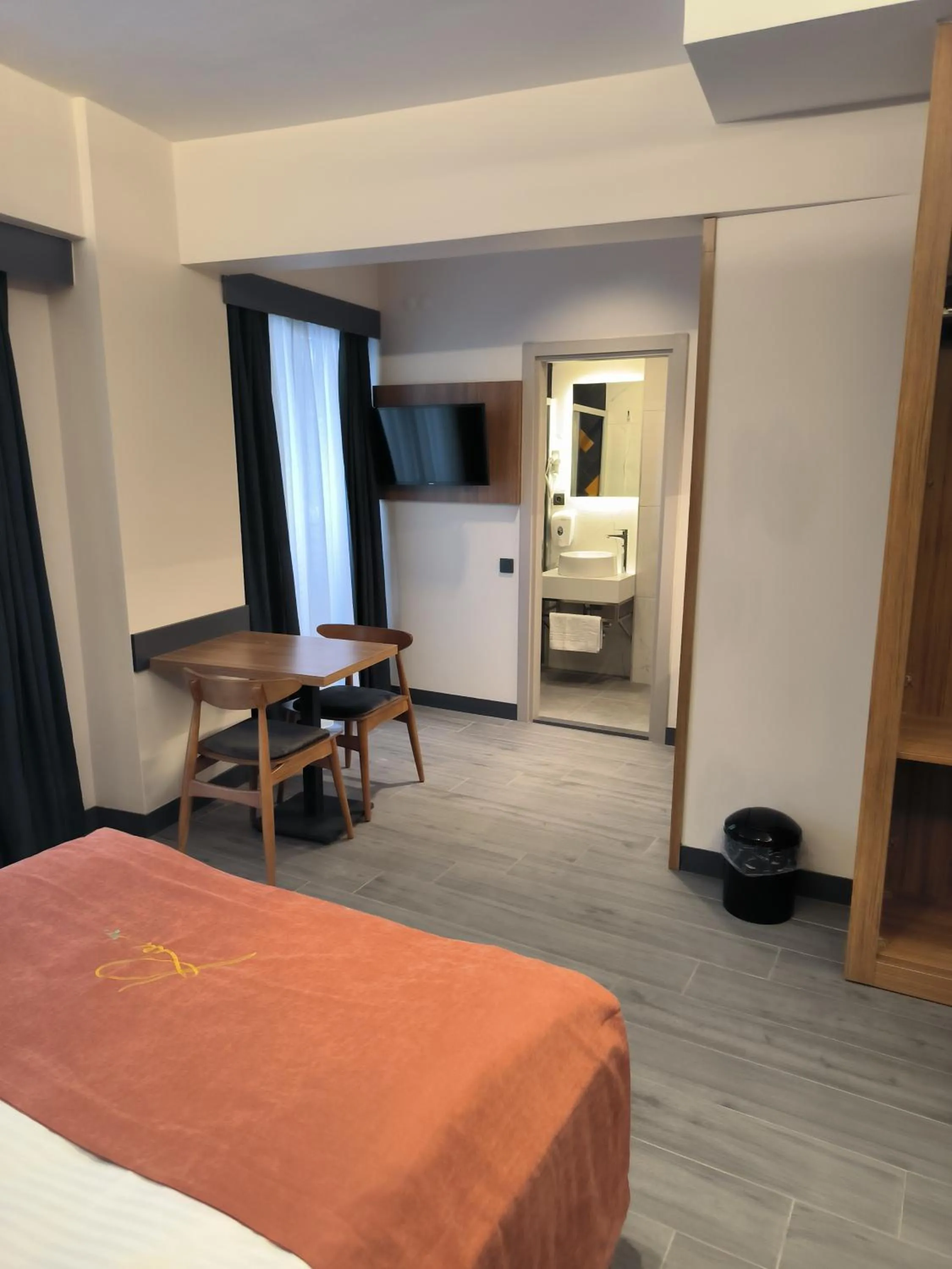 Coffee/tea facilities, Bed in ROİ HOTEL İZMiR