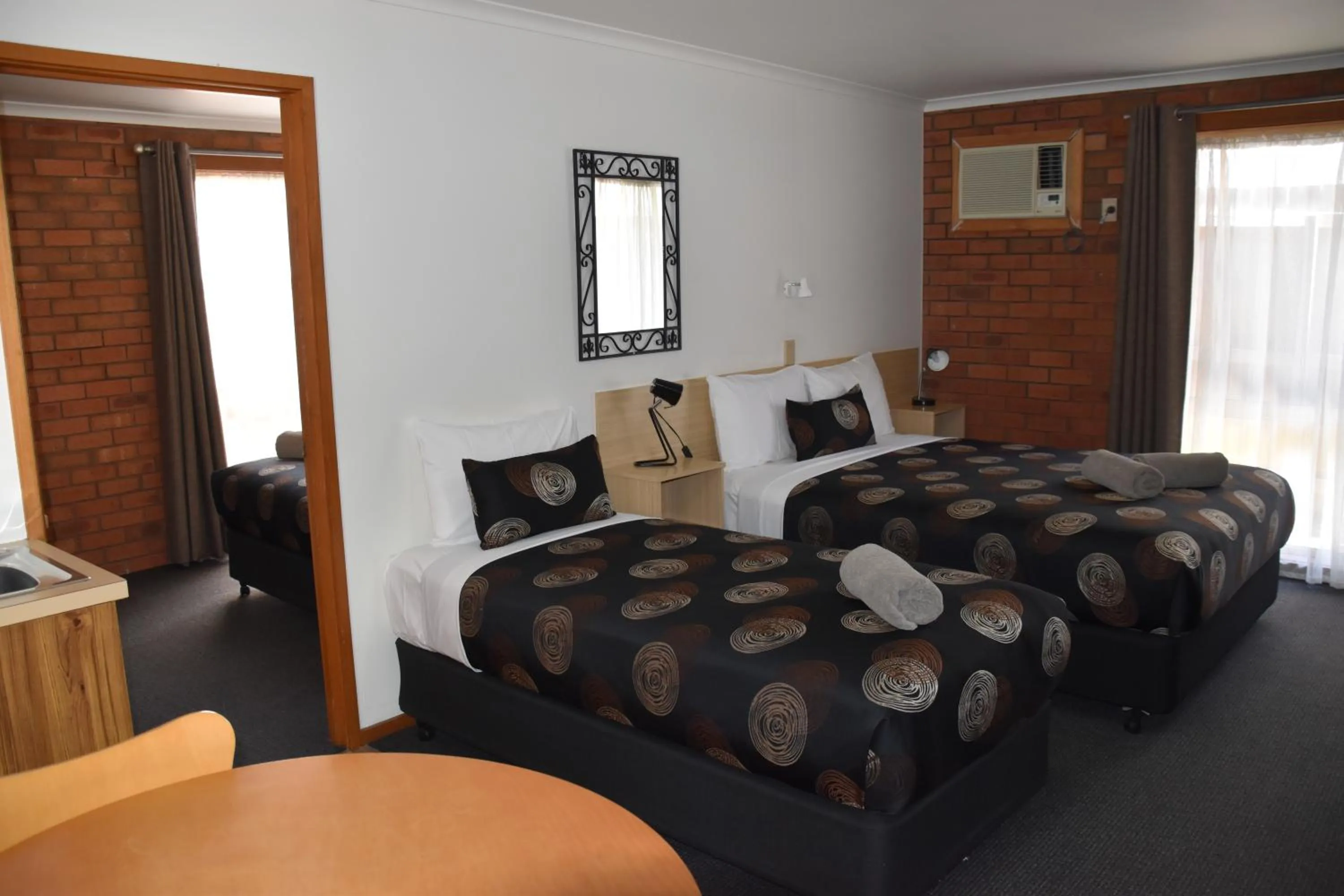 Photo of the whole room, Bed in Shannon Motor Inn