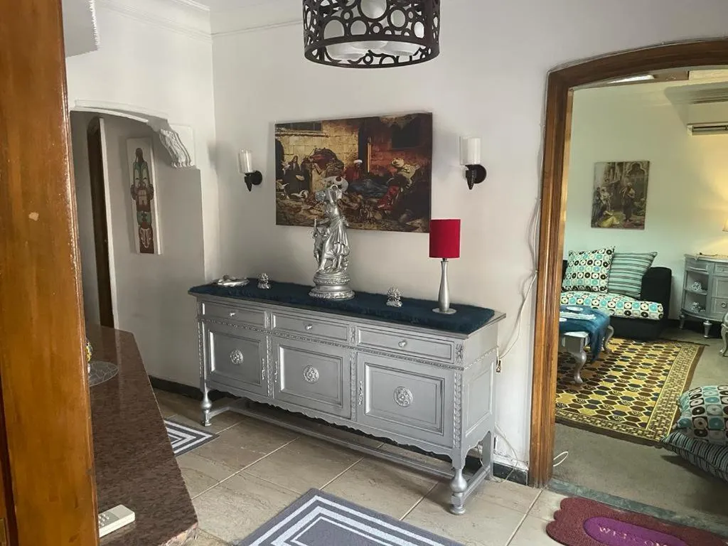 One bedroom apartment city views local to Airport