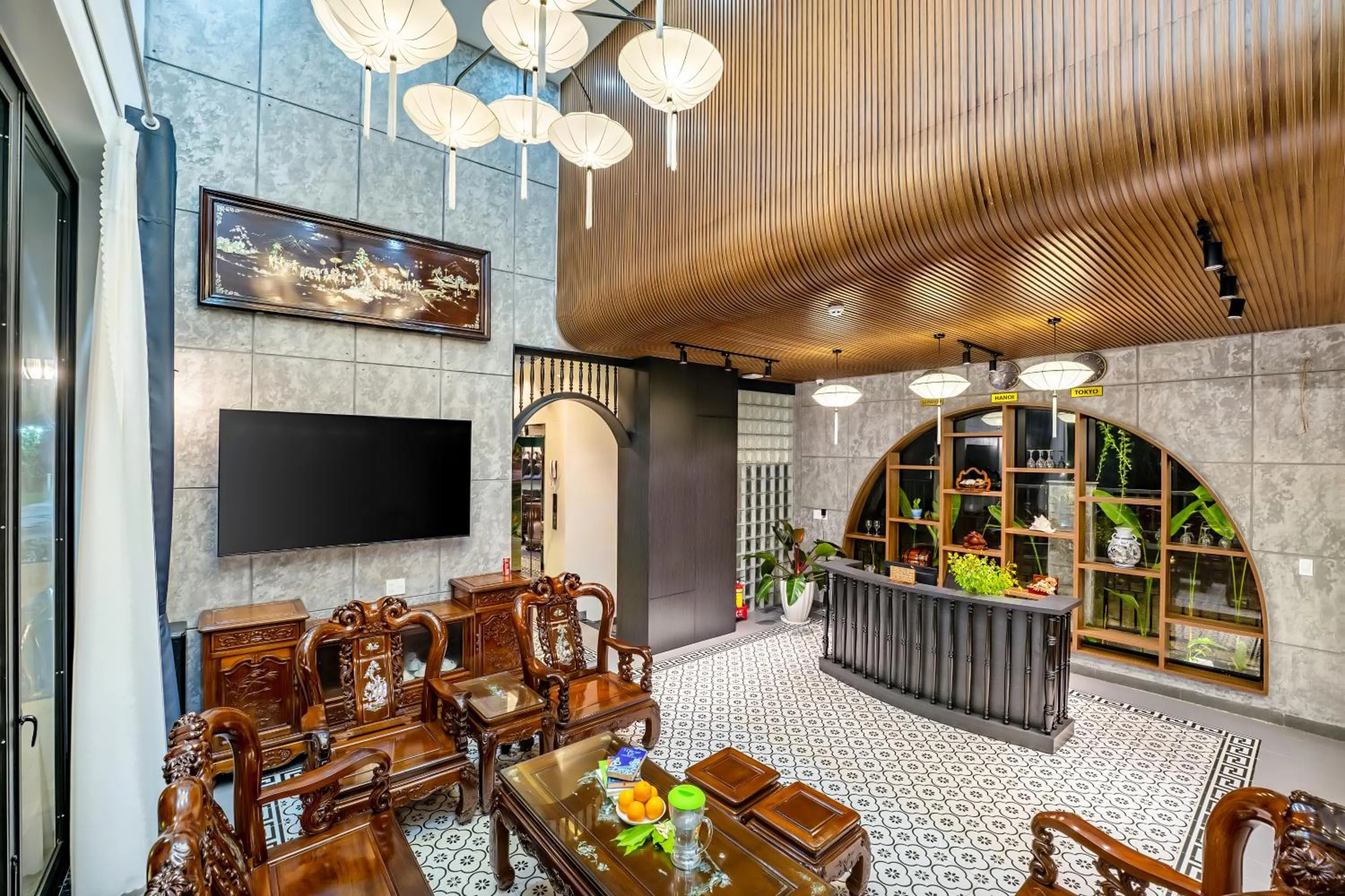 Communal lounge/ TV room in Dương Villa