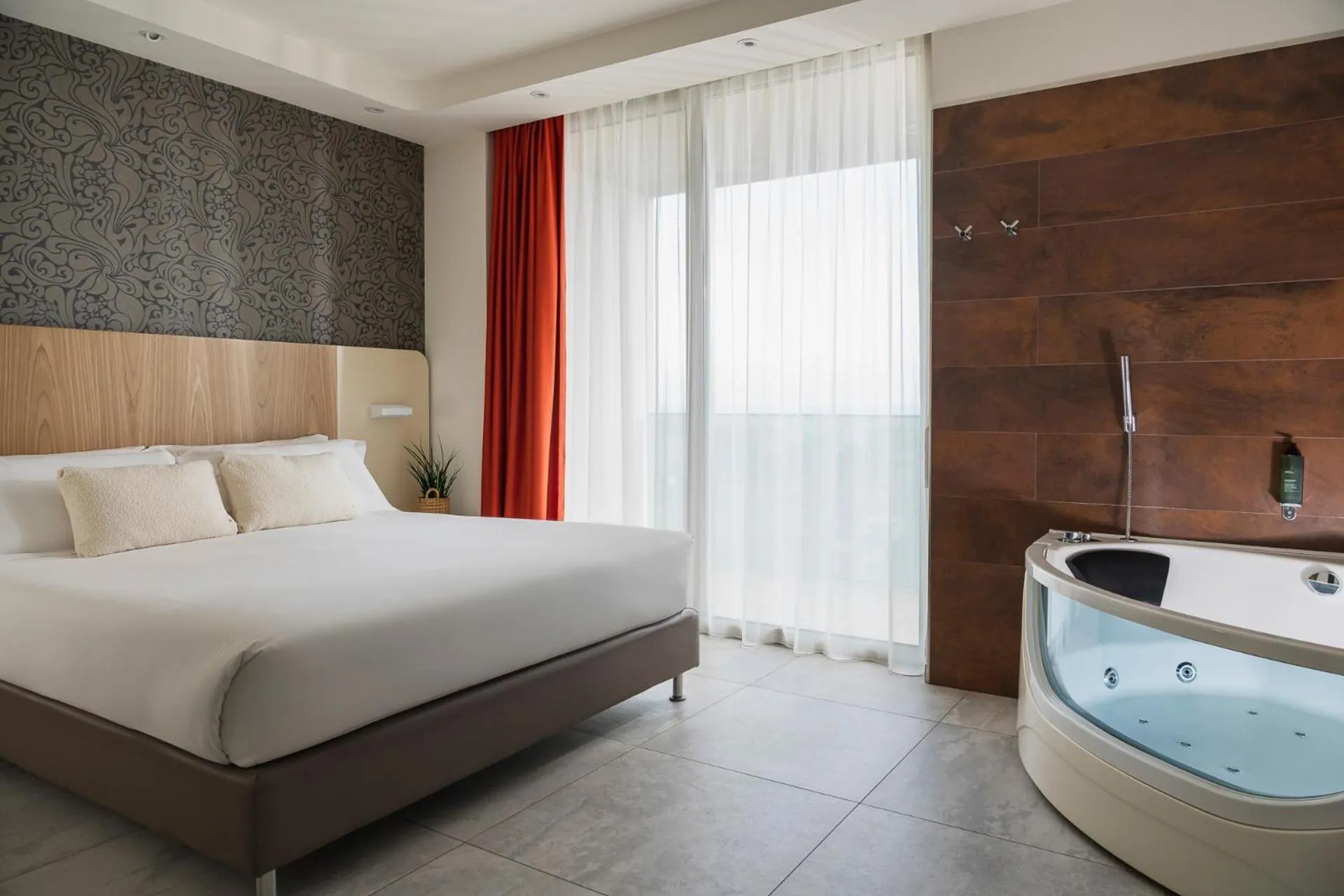 Hot Tub, Bed in Hotel Aria