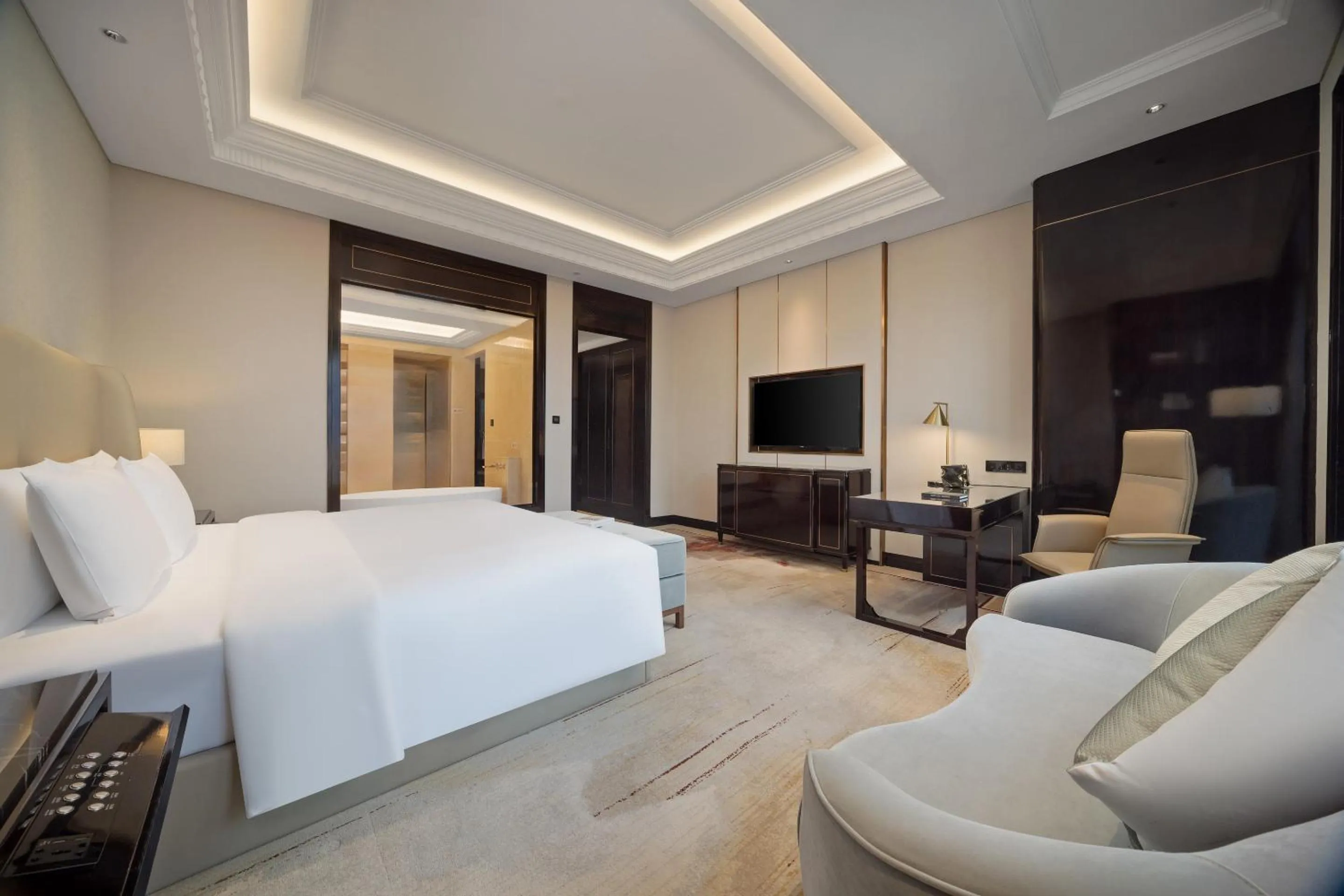 Bed in Crowne Plaza Chengdu Tianfu New Area by IHG