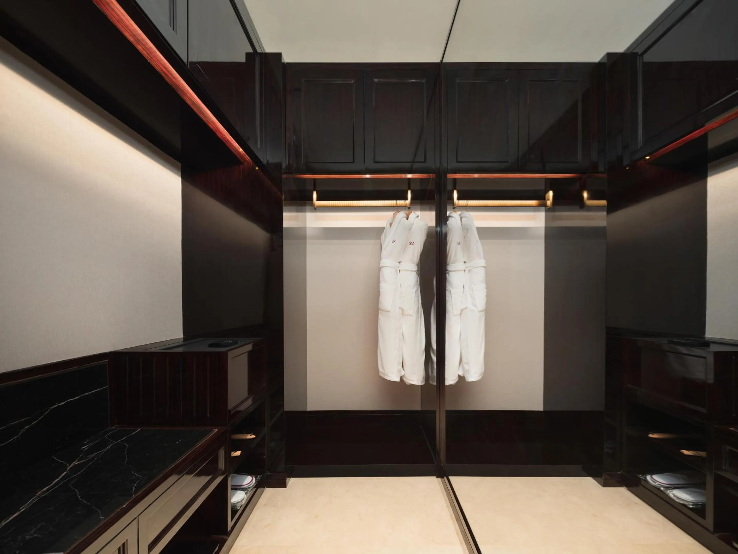 wardrobe in Crowne Plaza Chengdu Tianfu New Area by IHG