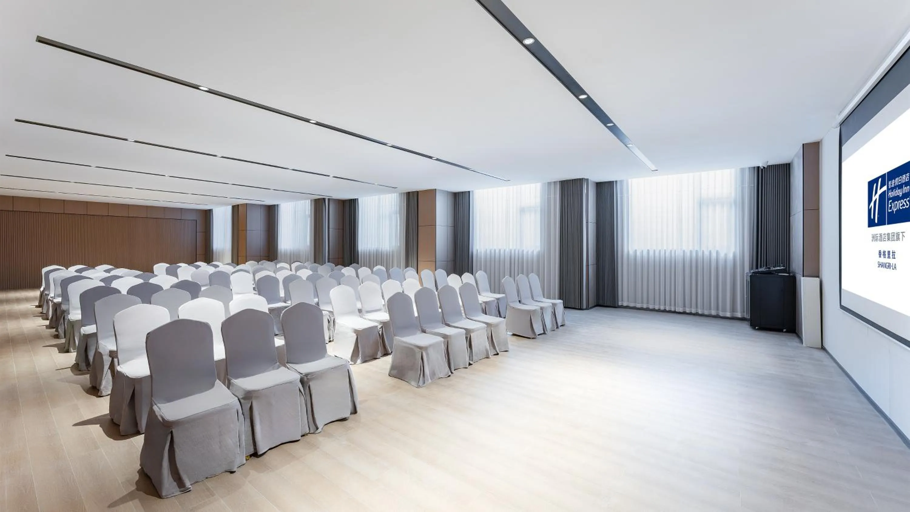Meeting/conference room in Holiday Inn Express Shangri-La by IHG