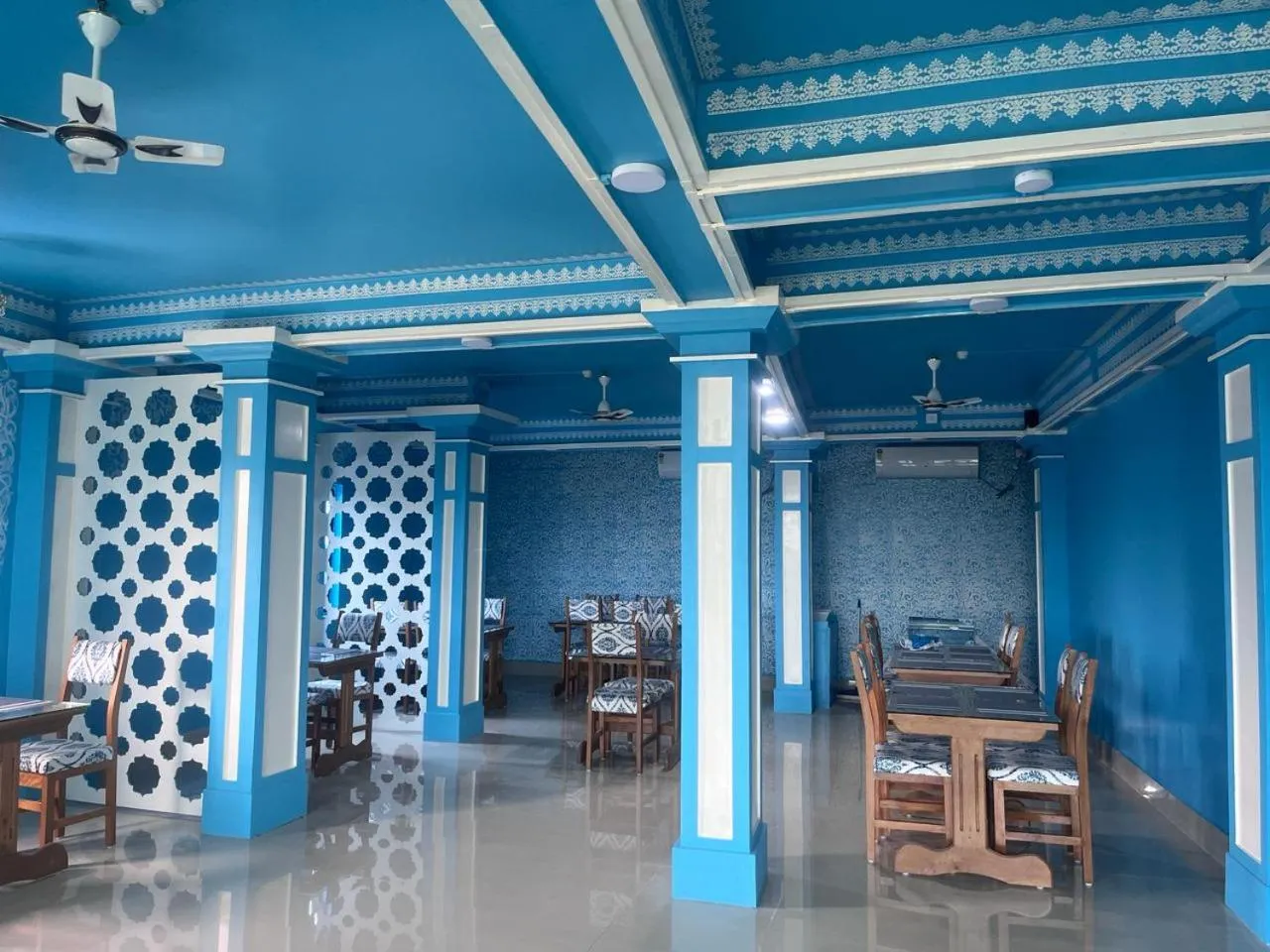 Restaurant/places to eat in HOTEL AARNA