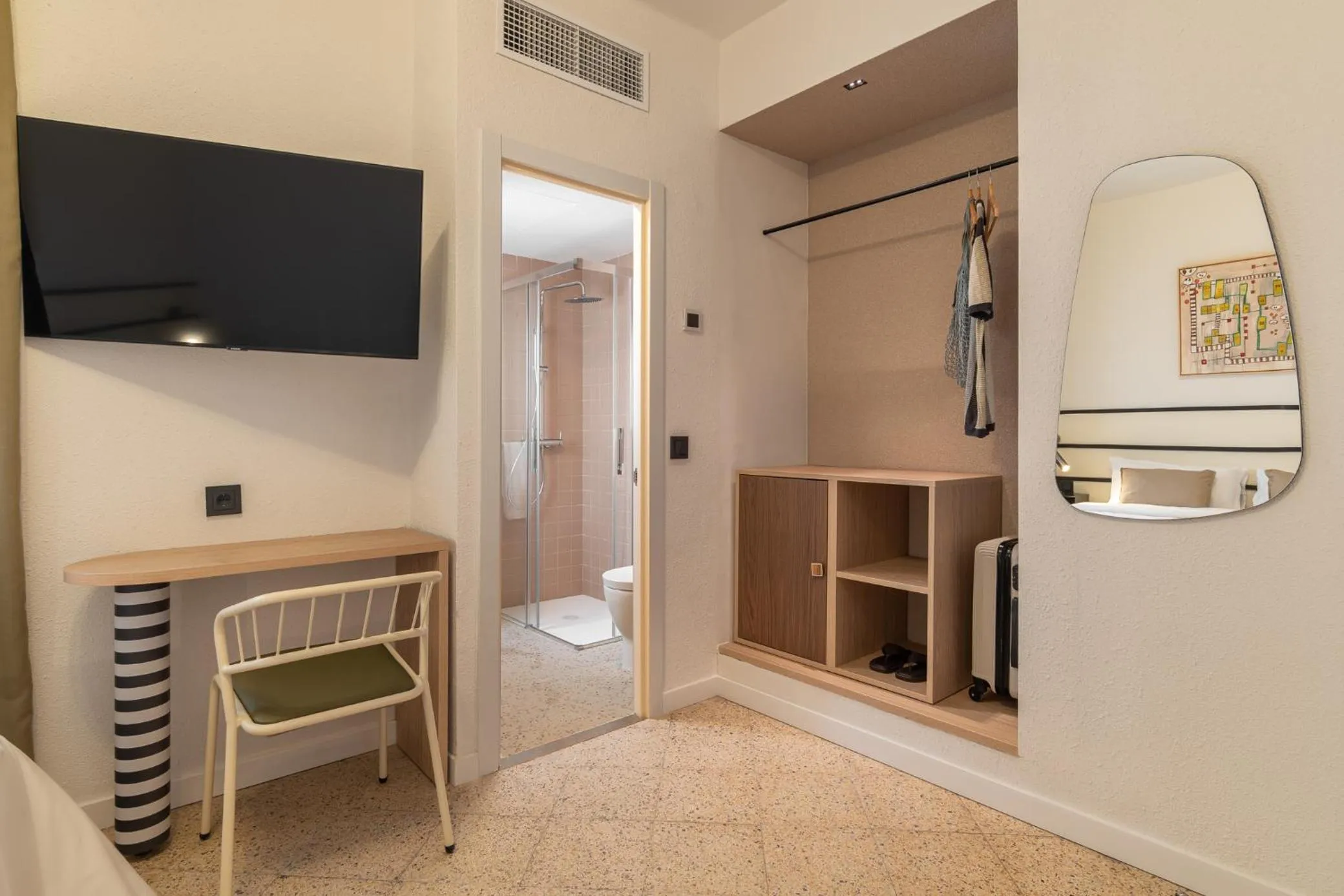 wardrobe in Hotel Robson - Smart Hotel