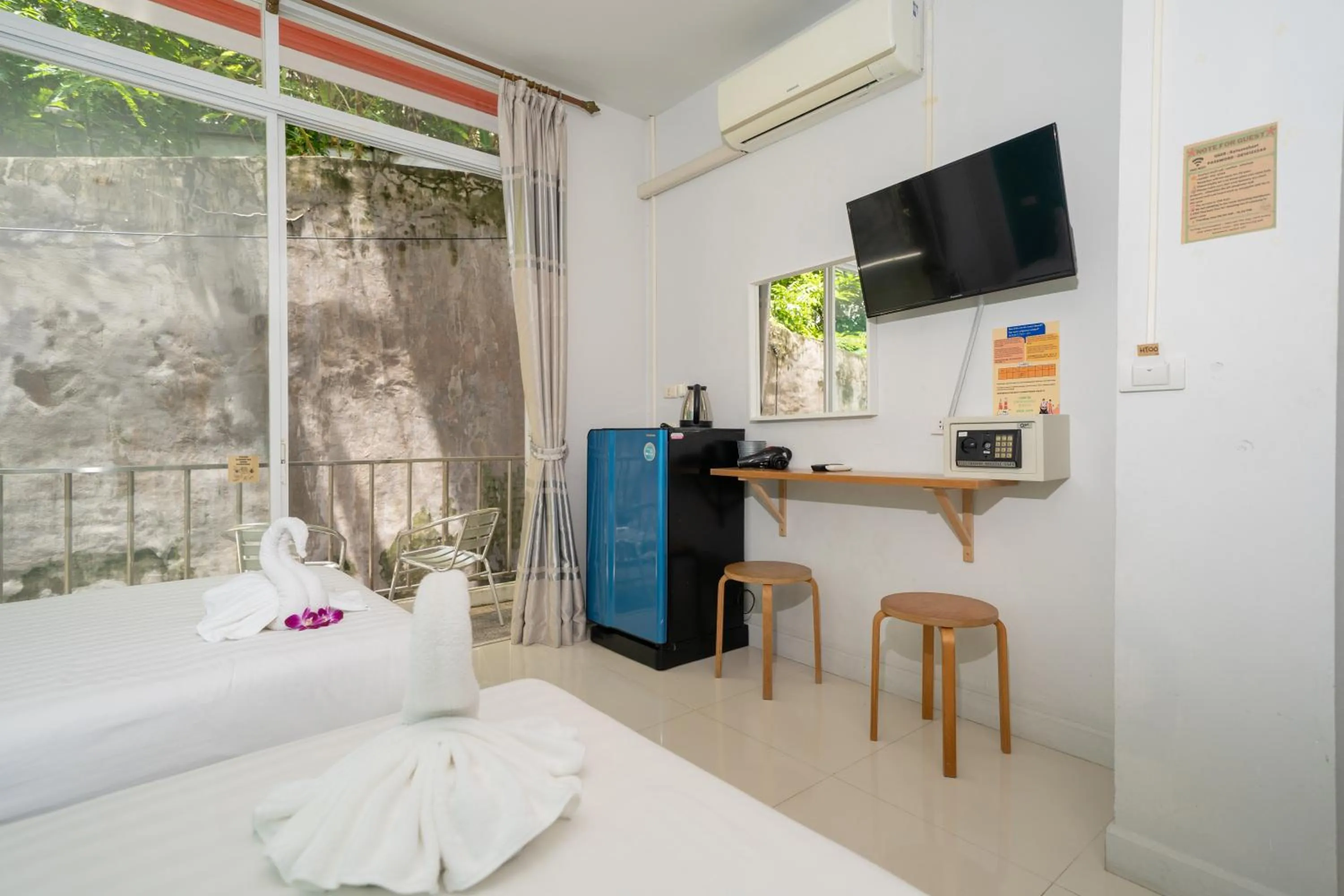 Evening entertainment, Bed in Kata Sea Boutique