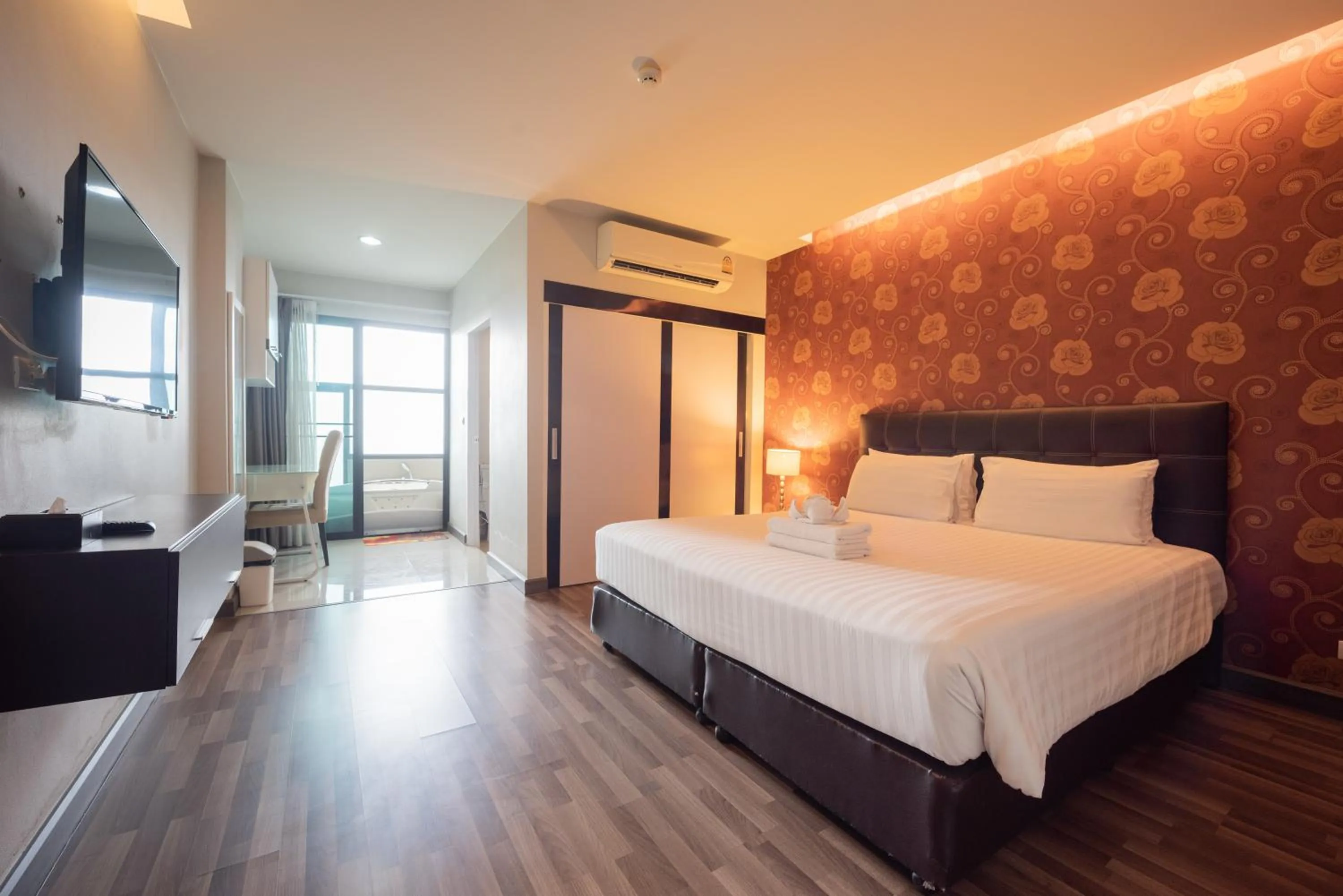 Bedroom, Bed in Romyen Garden Place