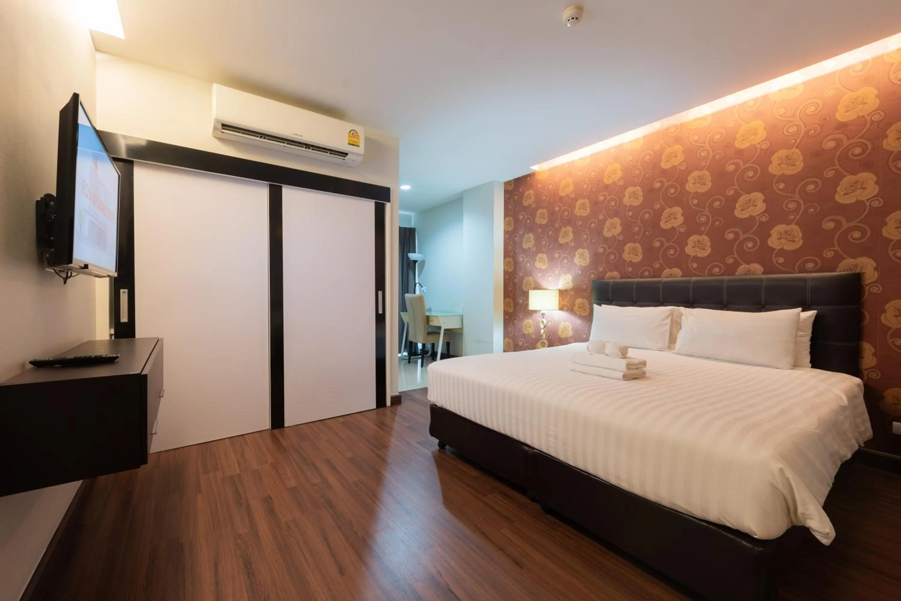 Bedroom, Bed in Romyen Garden Place