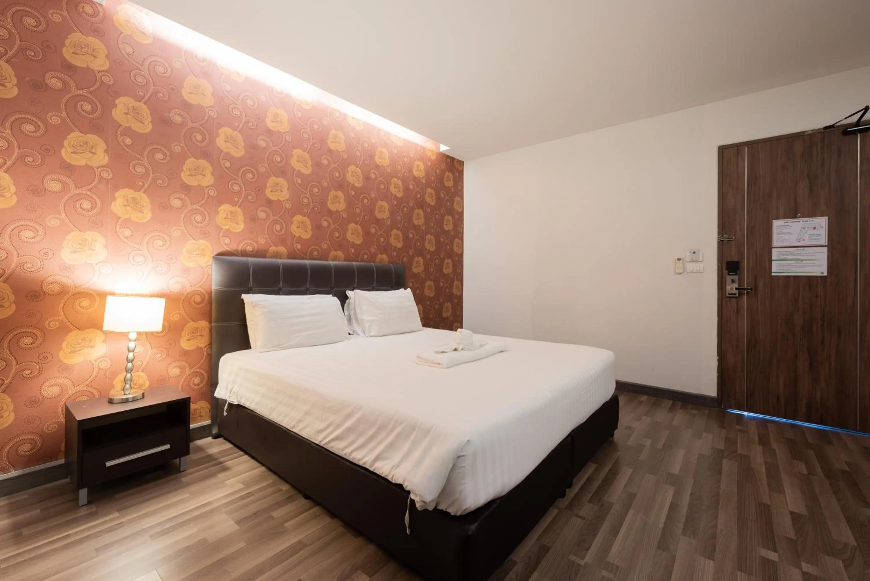 Bedroom, Bed in Romyen Garden Place