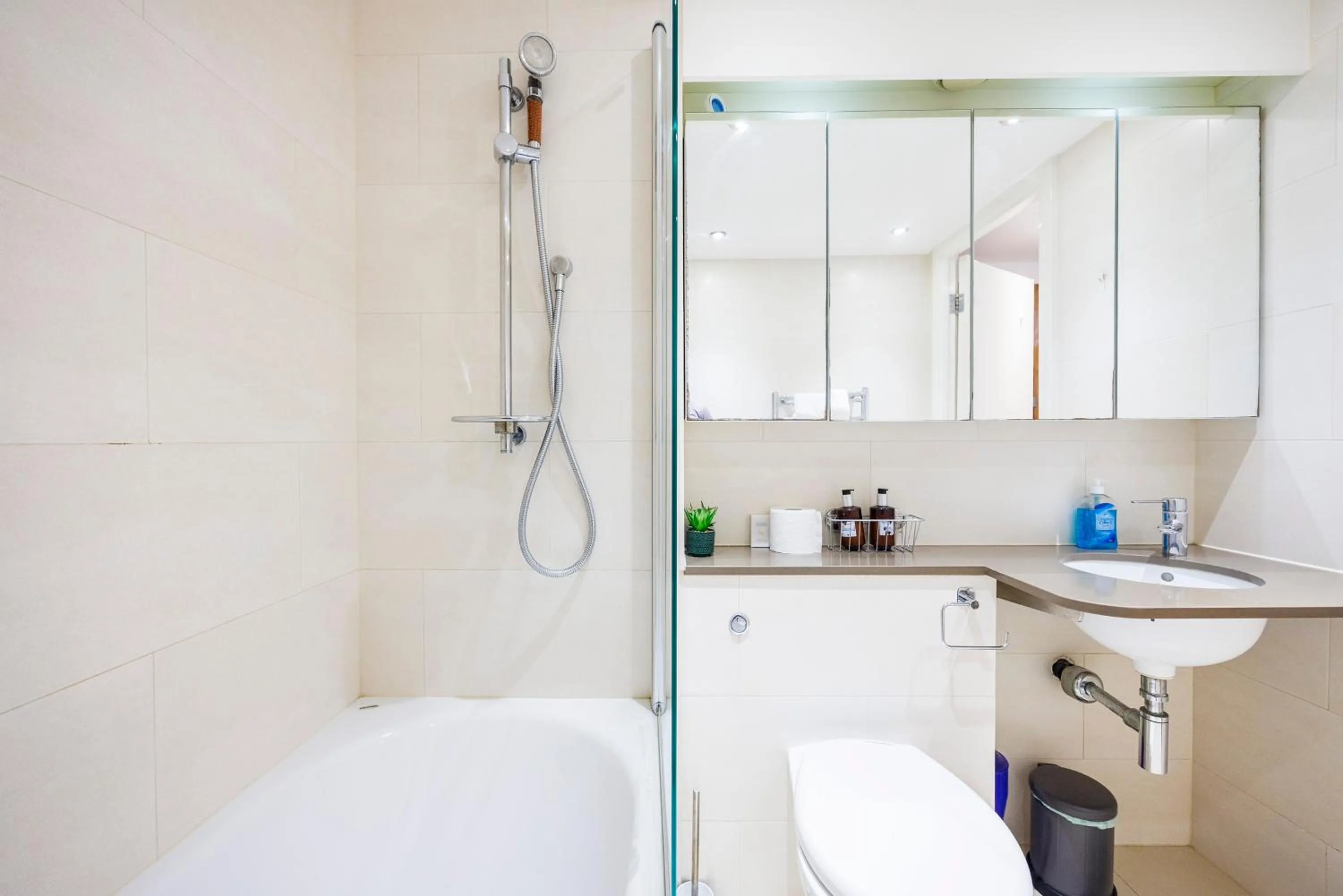 Shower in Austin David Apartments ExCeL