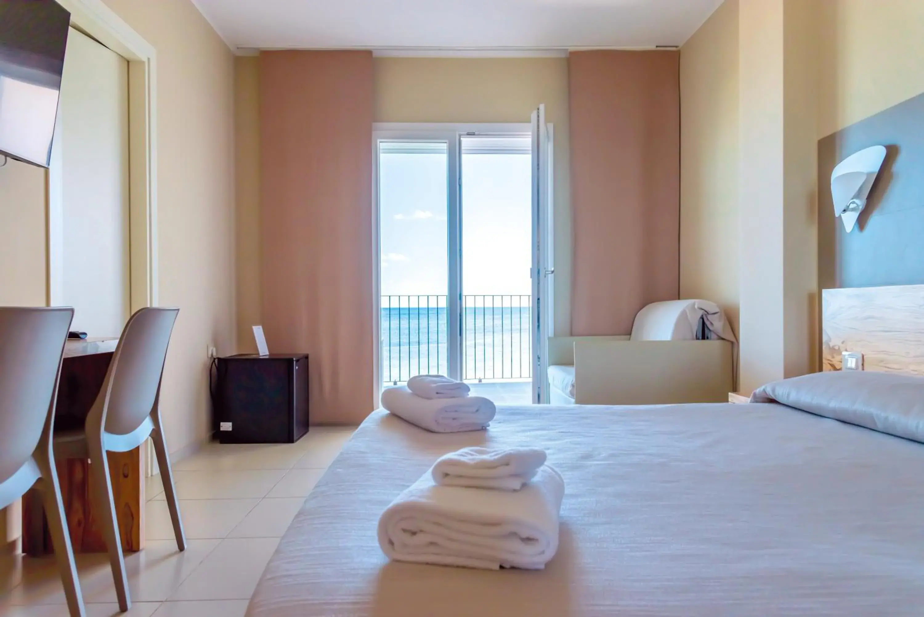 Deluxe Double Room with Balcony and Sea View in Hotel la Spiaggia Deluxe Double Room with Balcony and Sea View in Hotel la Spiaggia