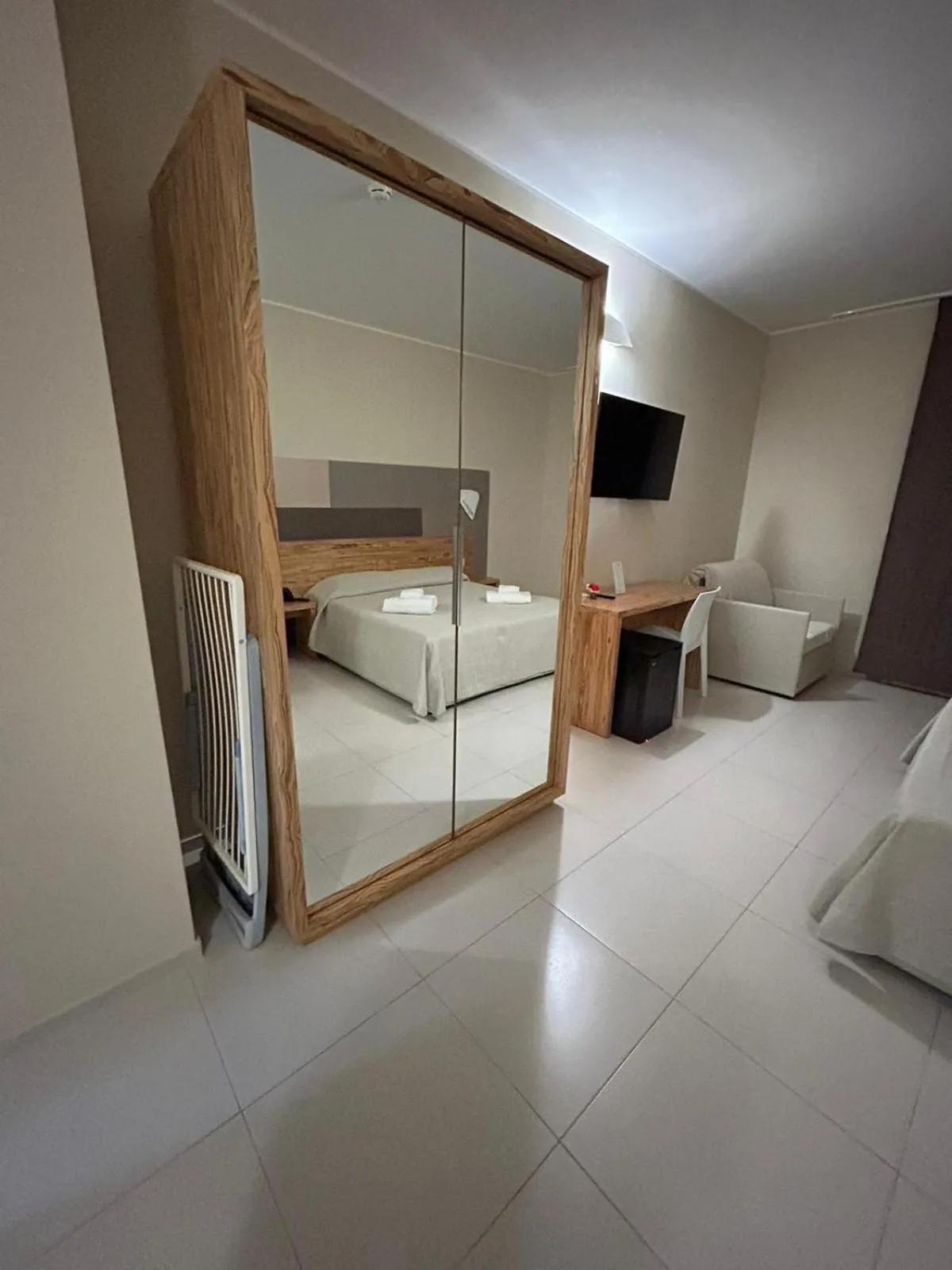 wardrobe, Bed in Hotel la Spiaggia