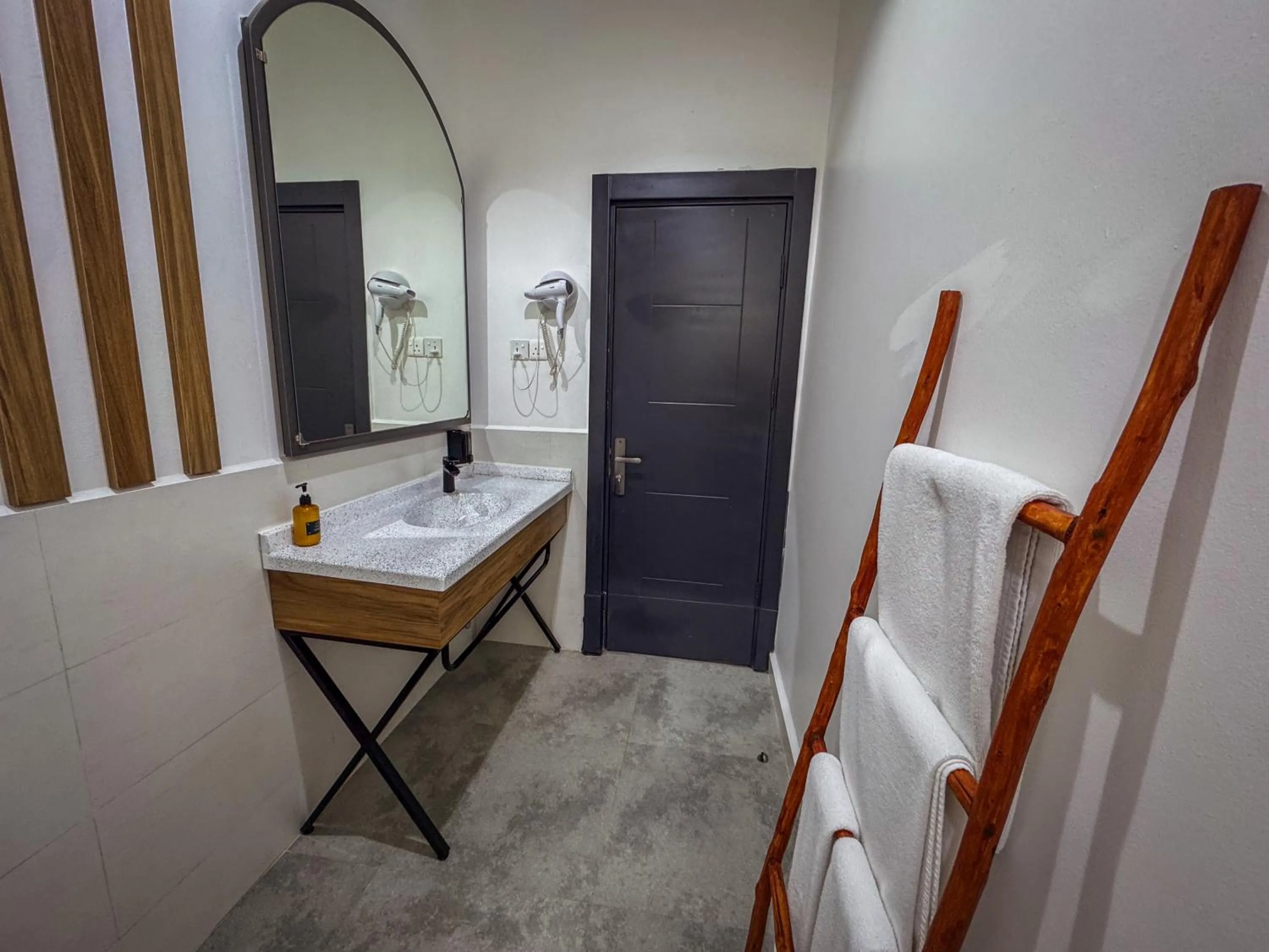 Bathroom, Bed in The Bali Resort Zanzibar