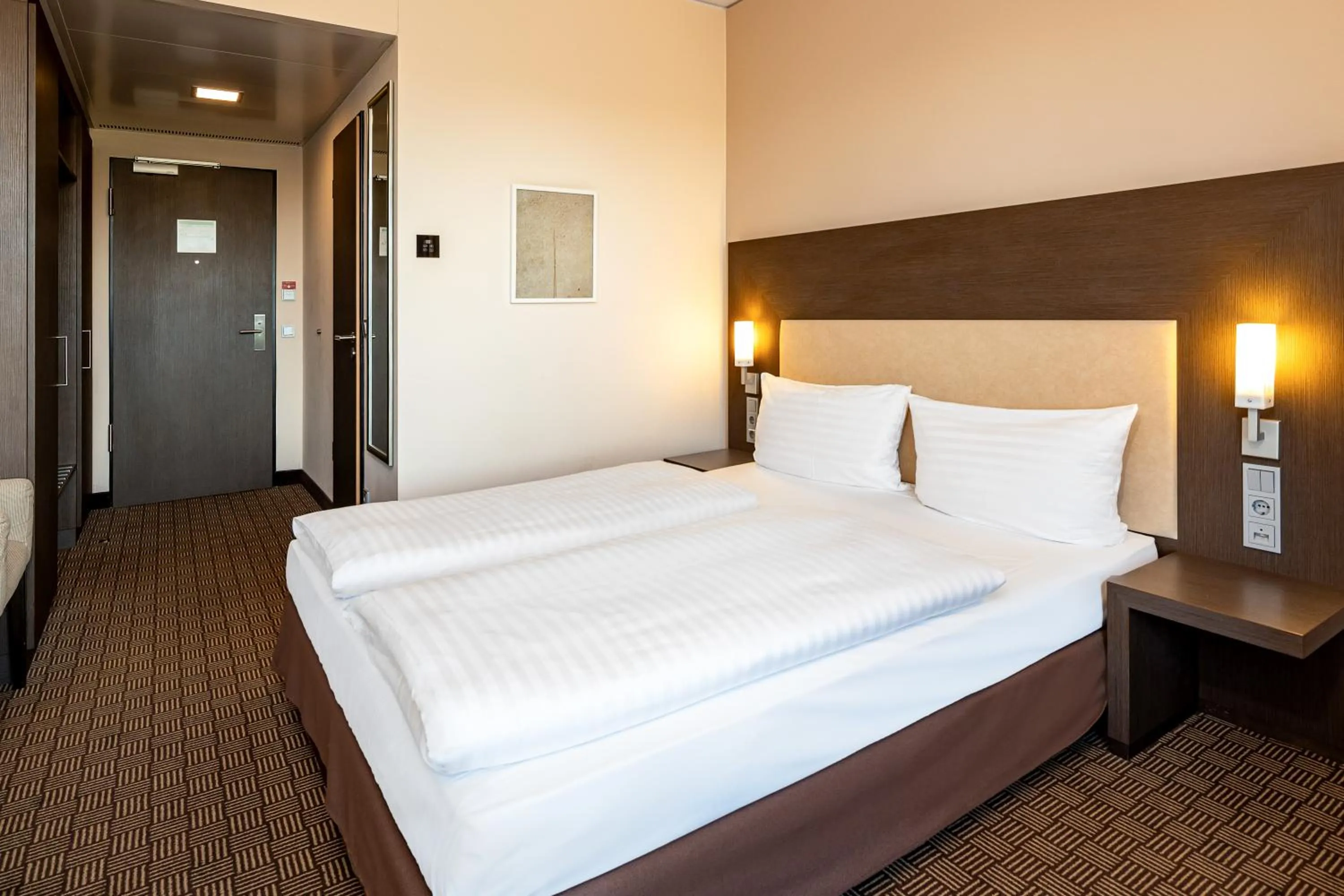 Bed in IntercityHotel Hamburg Dammtor-Messe