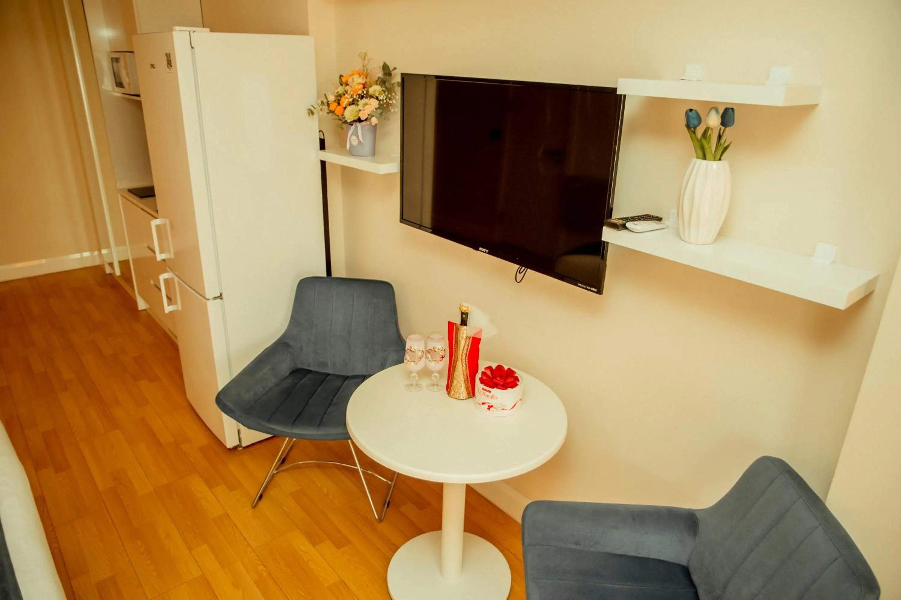 Communal lounge/ TV room in Orbi City Hotel