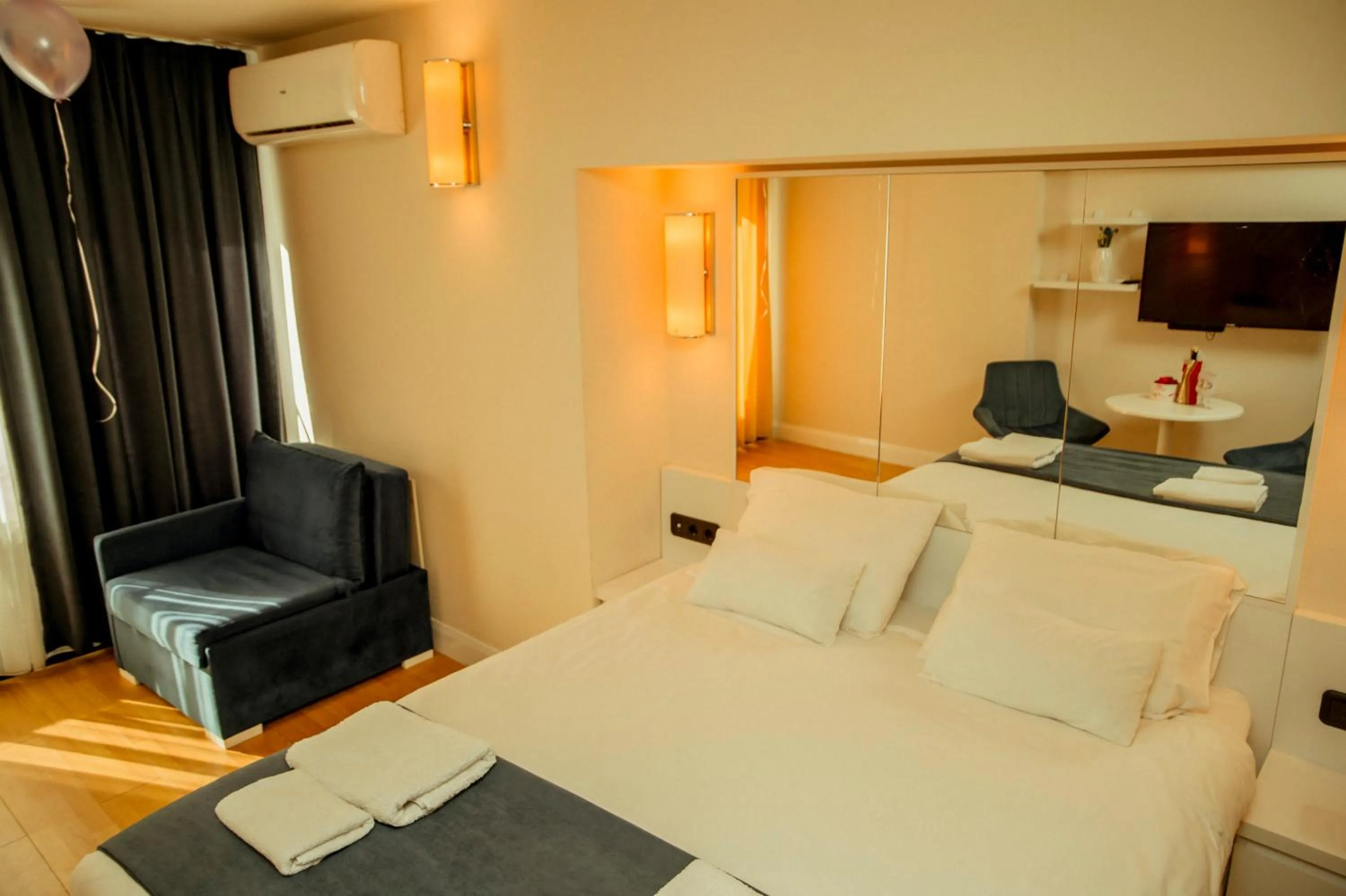 Communal lounge/ TV room, Bed in Orbi City Hotel