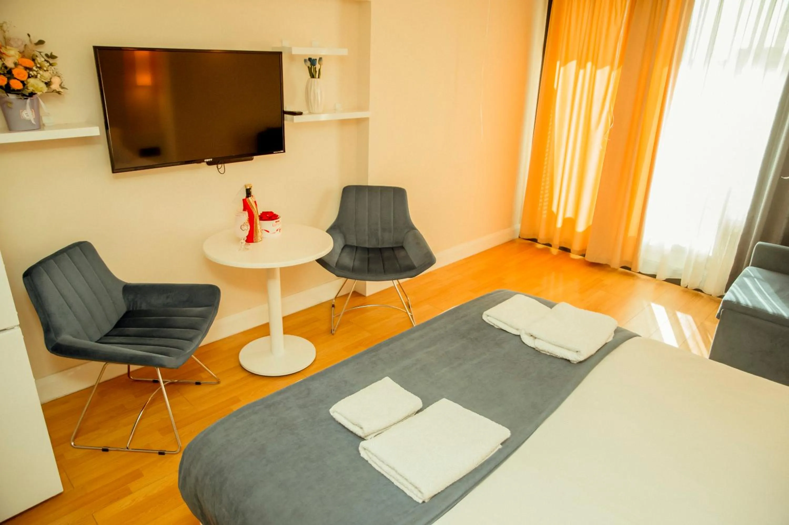 Communal lounge/ TV room, Bed in Orbi City Hotel