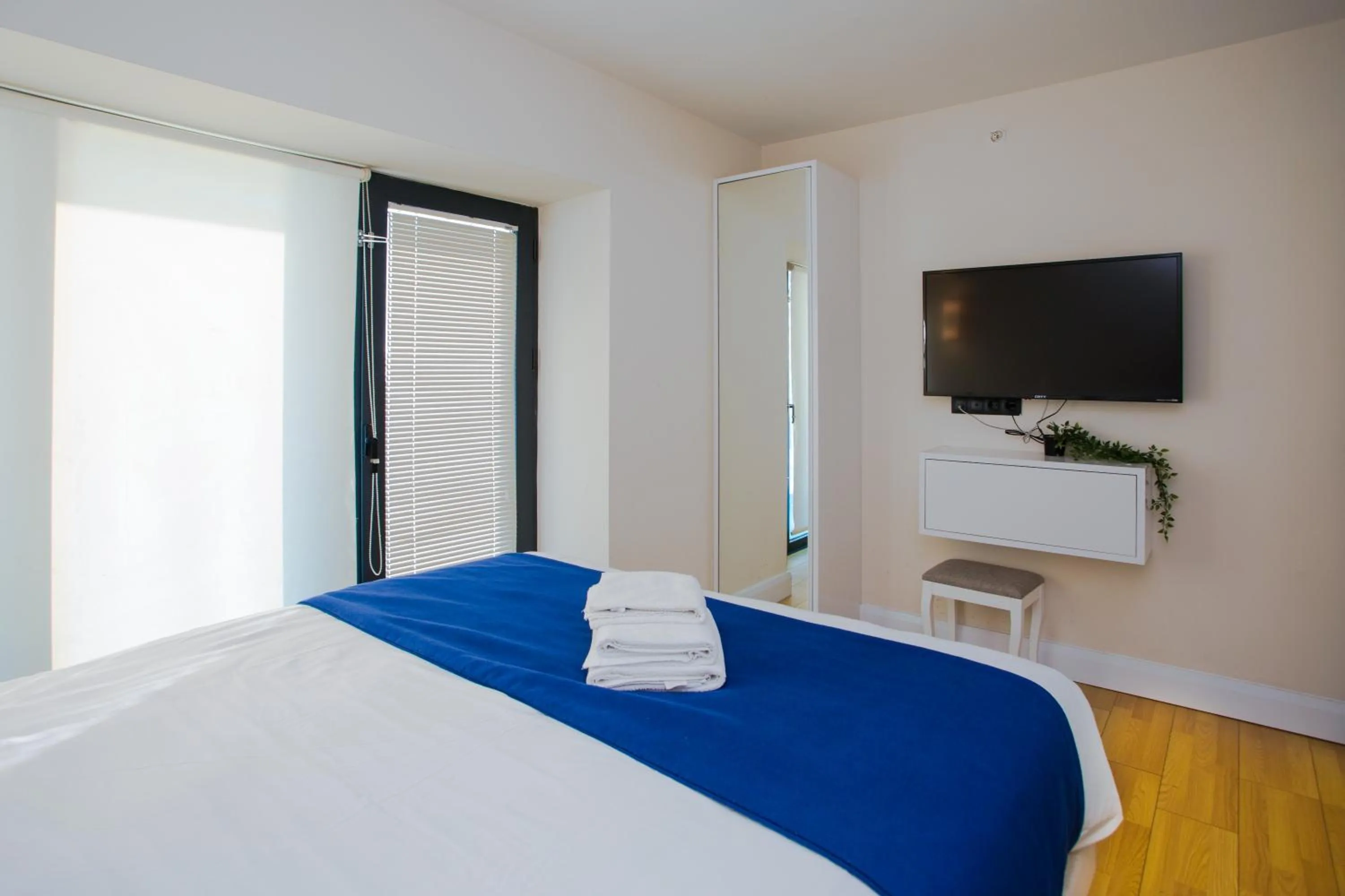 Communal lounge/ TV room, Bed in Orbi City Hotel