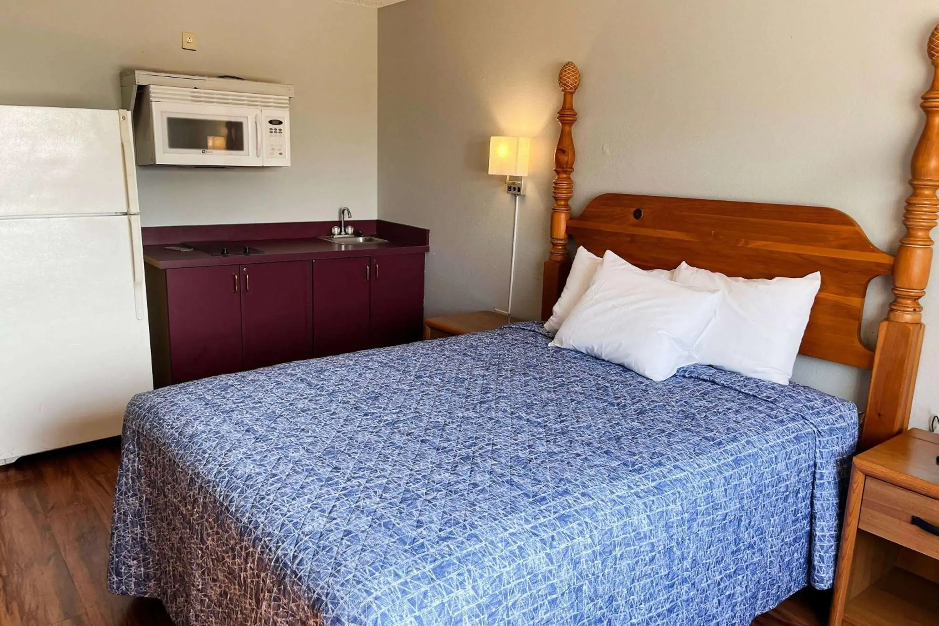 Queen Room with Kitchenette - Non-Smoking in Days Inn & Suites by Wyndham Williamsburg IA North Queen Room with Kitchenette - Non-Smoking in Days Inn & Suites by Wyndham Williamsburg IA North