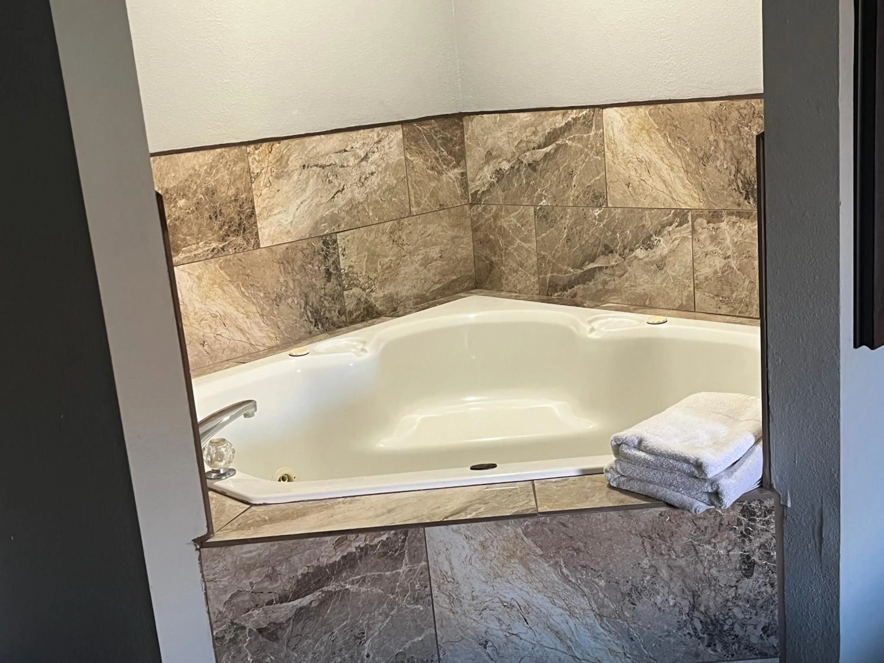 Hot Tub in Days Inn & Suites by Wyndham Williamsburg IA North