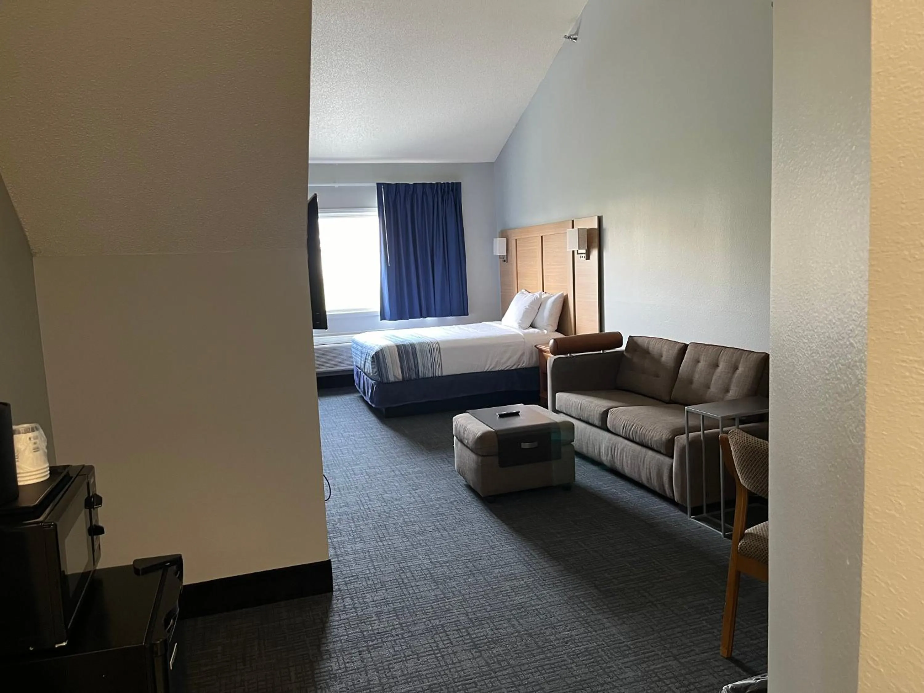 Photo of the whole room, Bed in Days Inn & Suites by Wyndham Williamsburg IA North