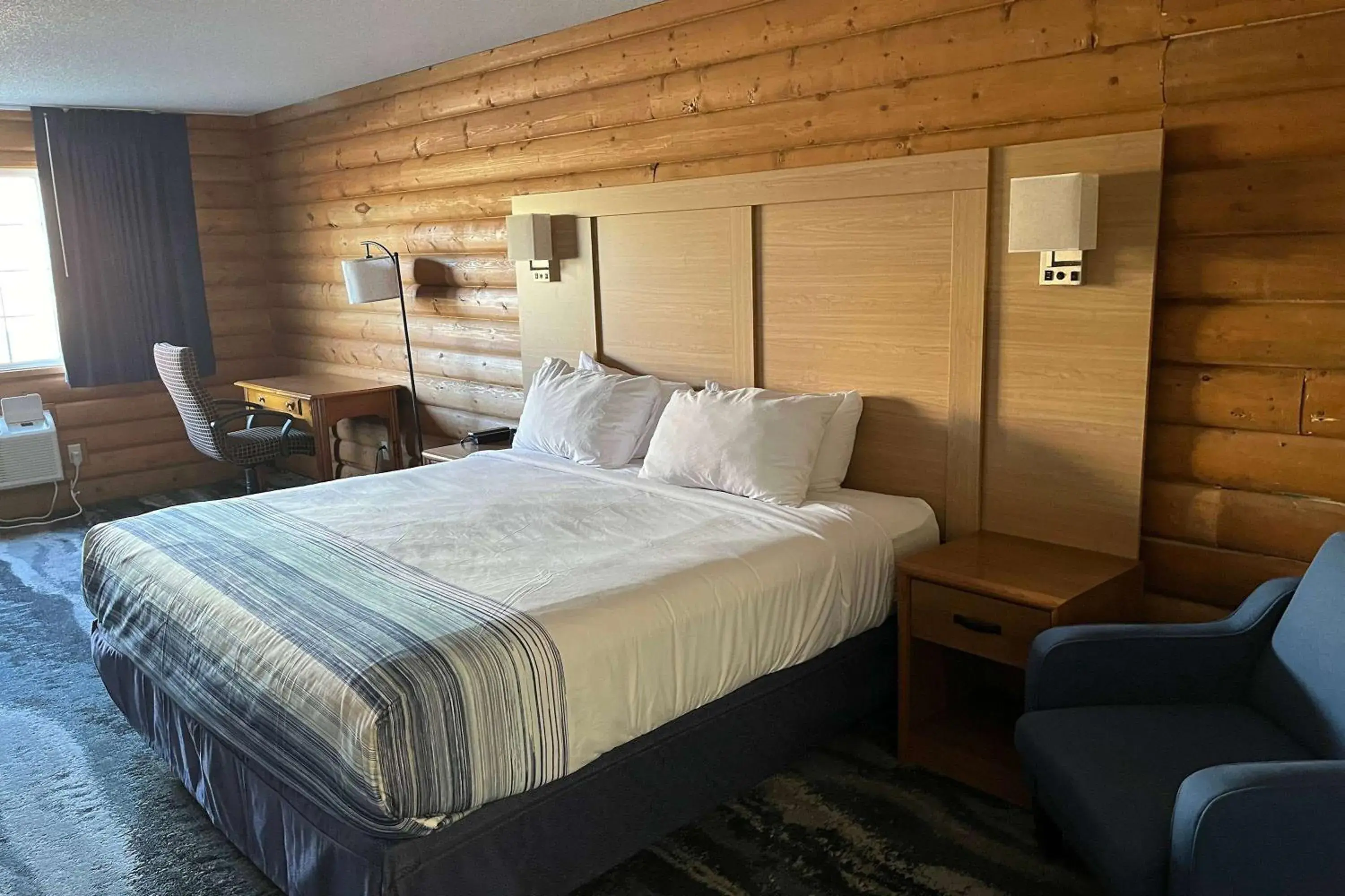 King Room with Roll-in Shower - Mobility Access/Non-Smoking in Days Inn & Suites by Wyndham Williamsburg IA North King Room with Roll-in Shower - Mobility Access/Non-Smoking in Days Inn & Suites by Wyndham Williamsburg IA North