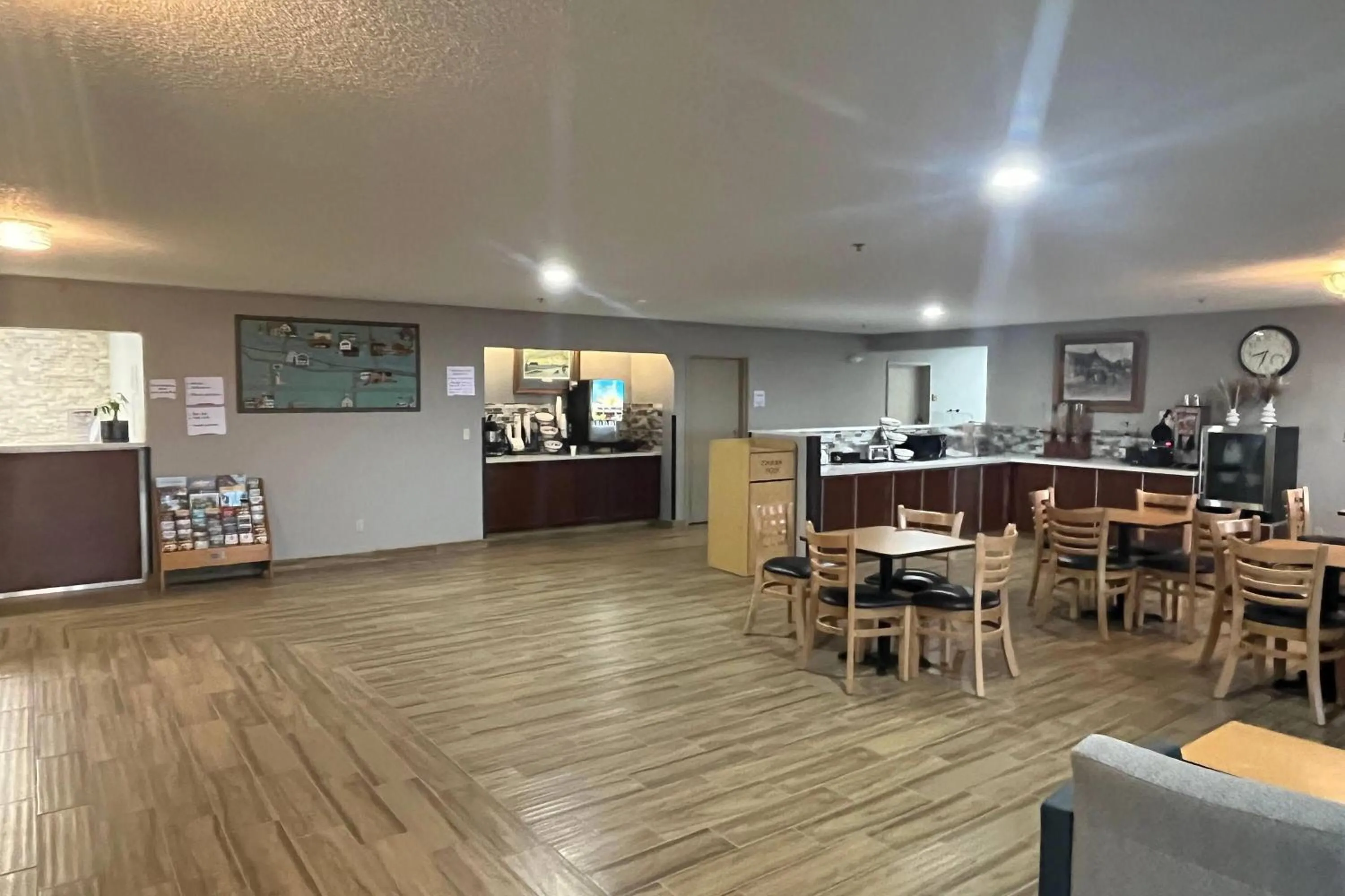 Breakfast in Days Inn & Suites by Wyndham Williamsburg IA North