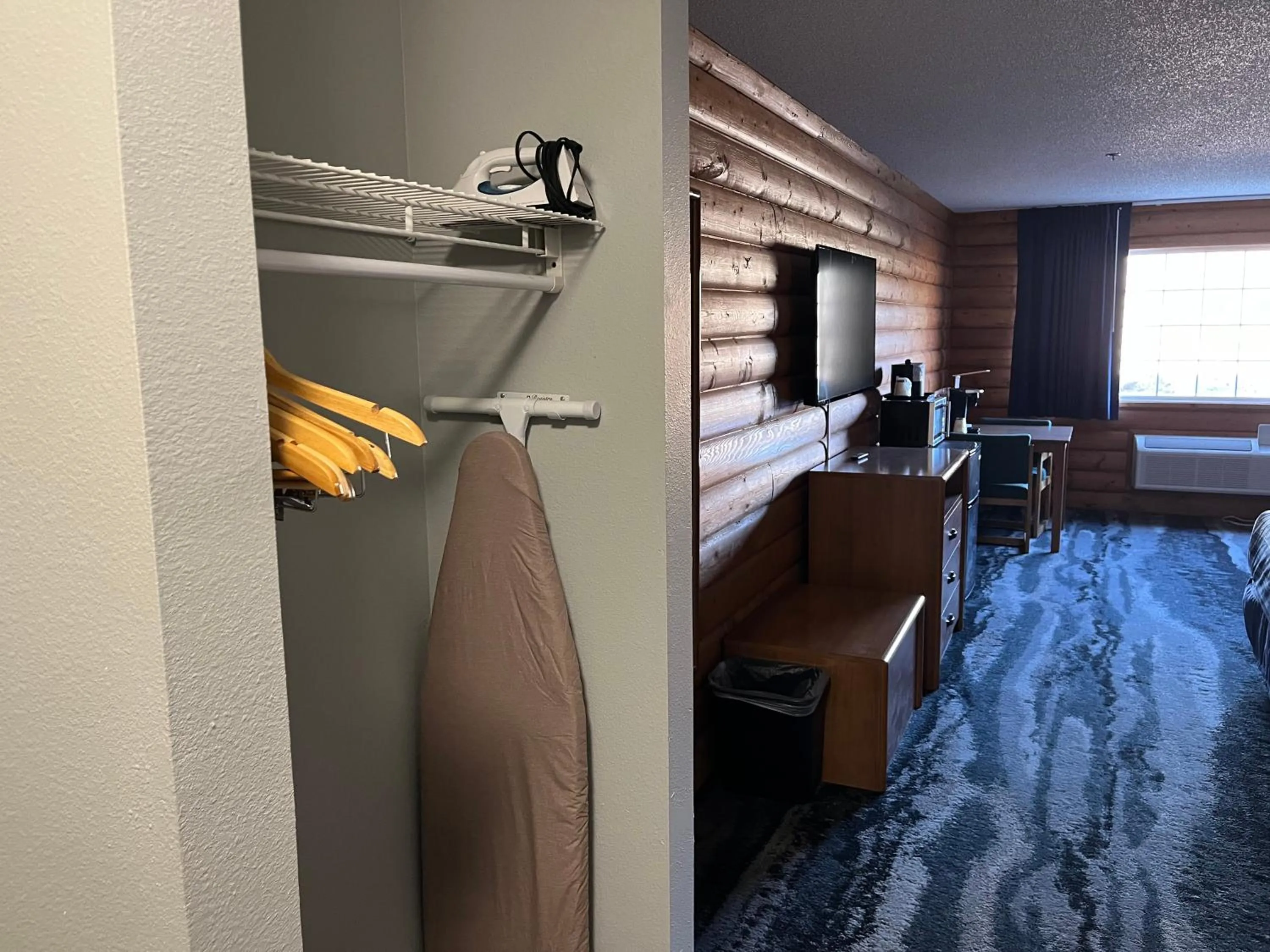 Photo of the whole room in Days Inn & Suites by Wyndham Williamsburg IA North