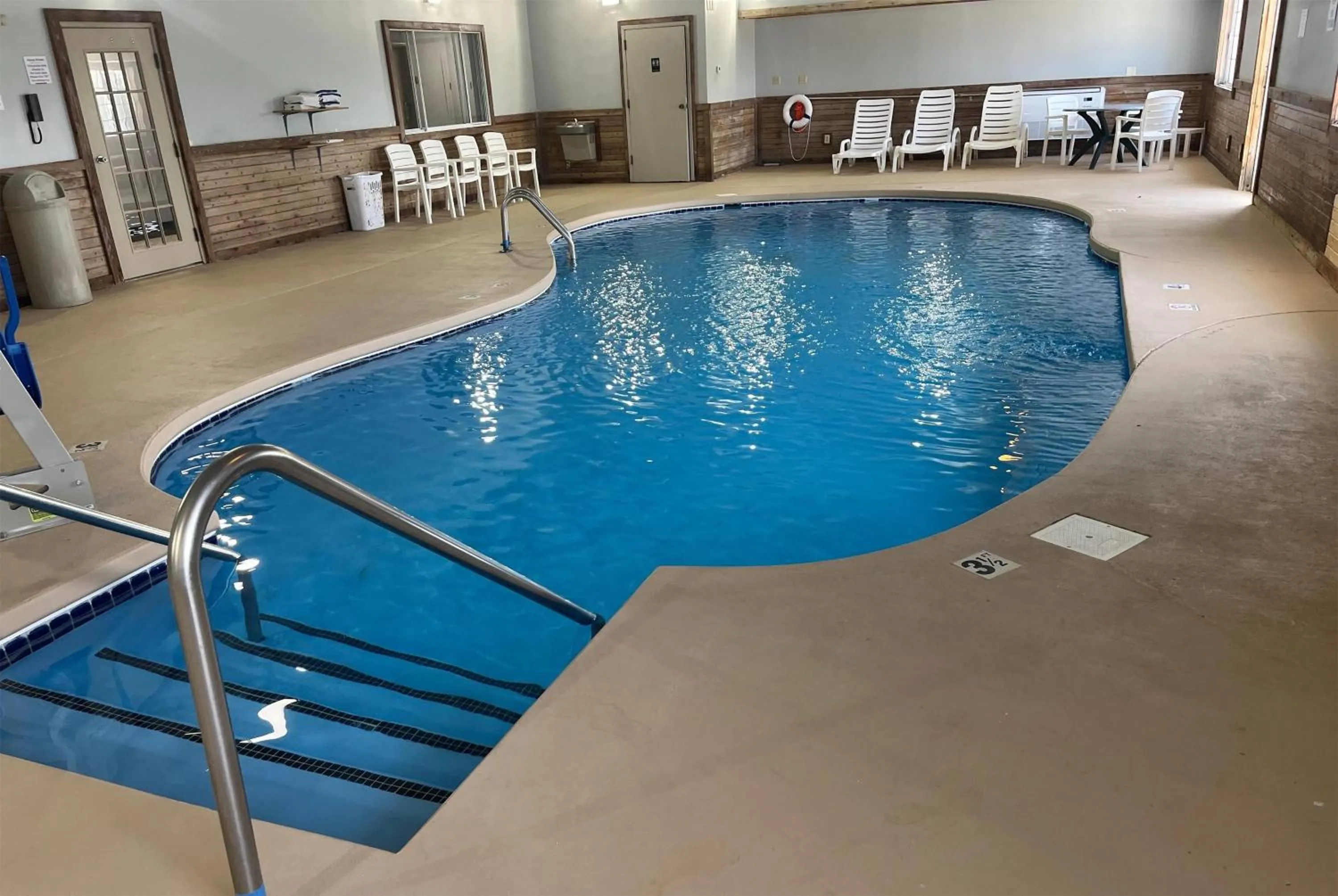 Pool view in Days Inn & Suites by Wyndham Williamsburg IA North