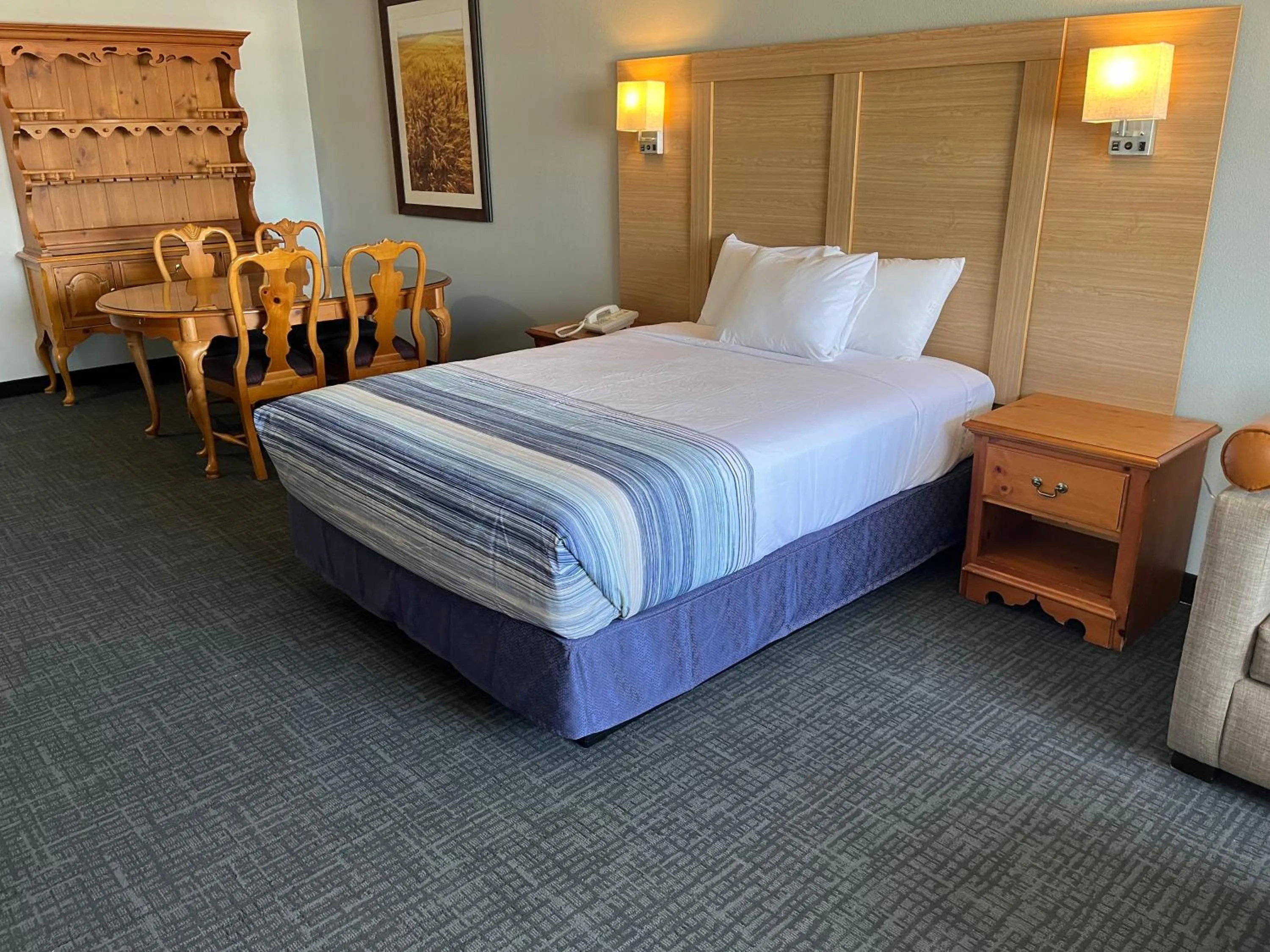 Photo of the whole room, Bed in Days Inn & Suites by Wyndham Williamsburg IA North